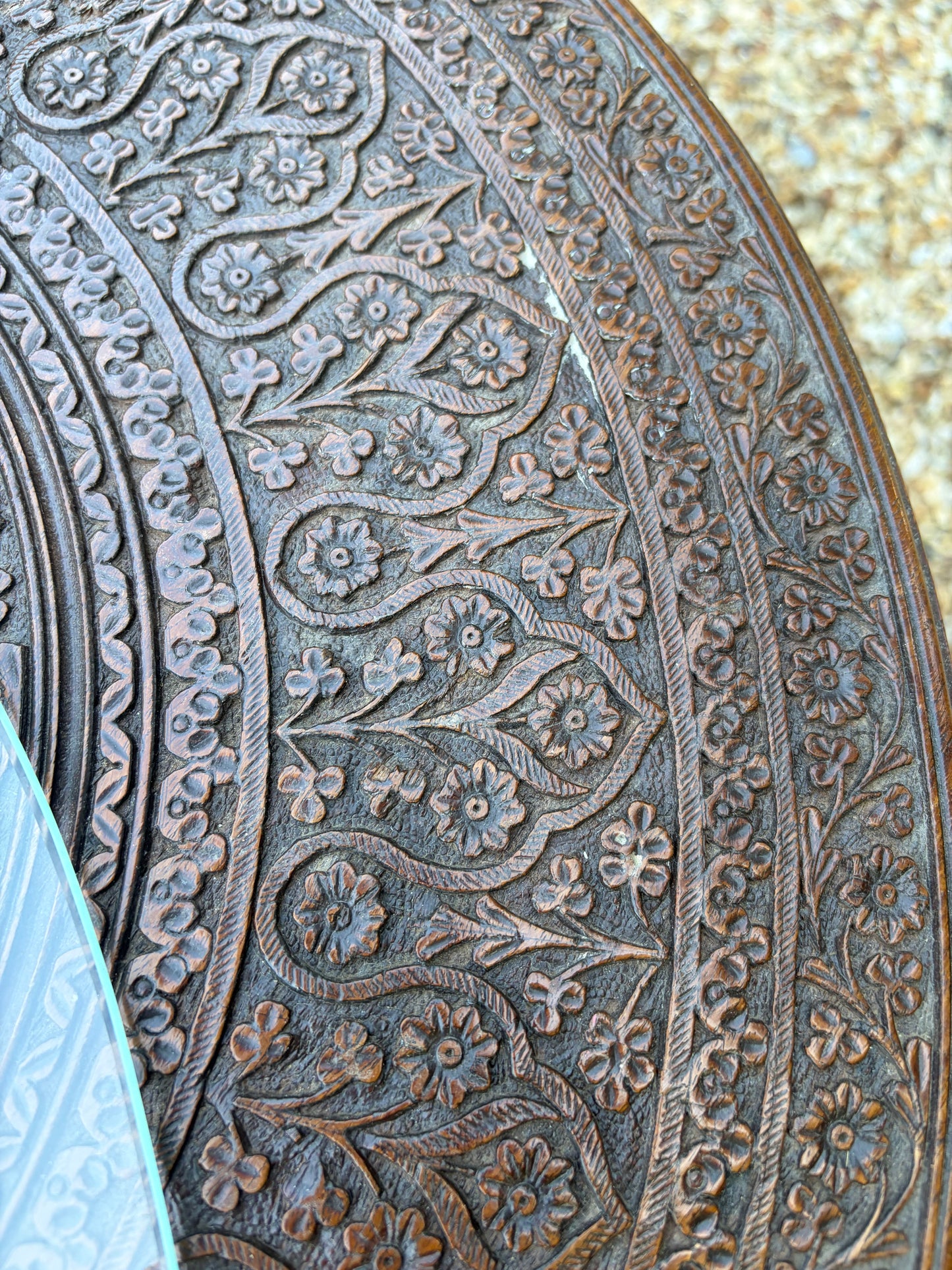 CIRCULAR TABLE
