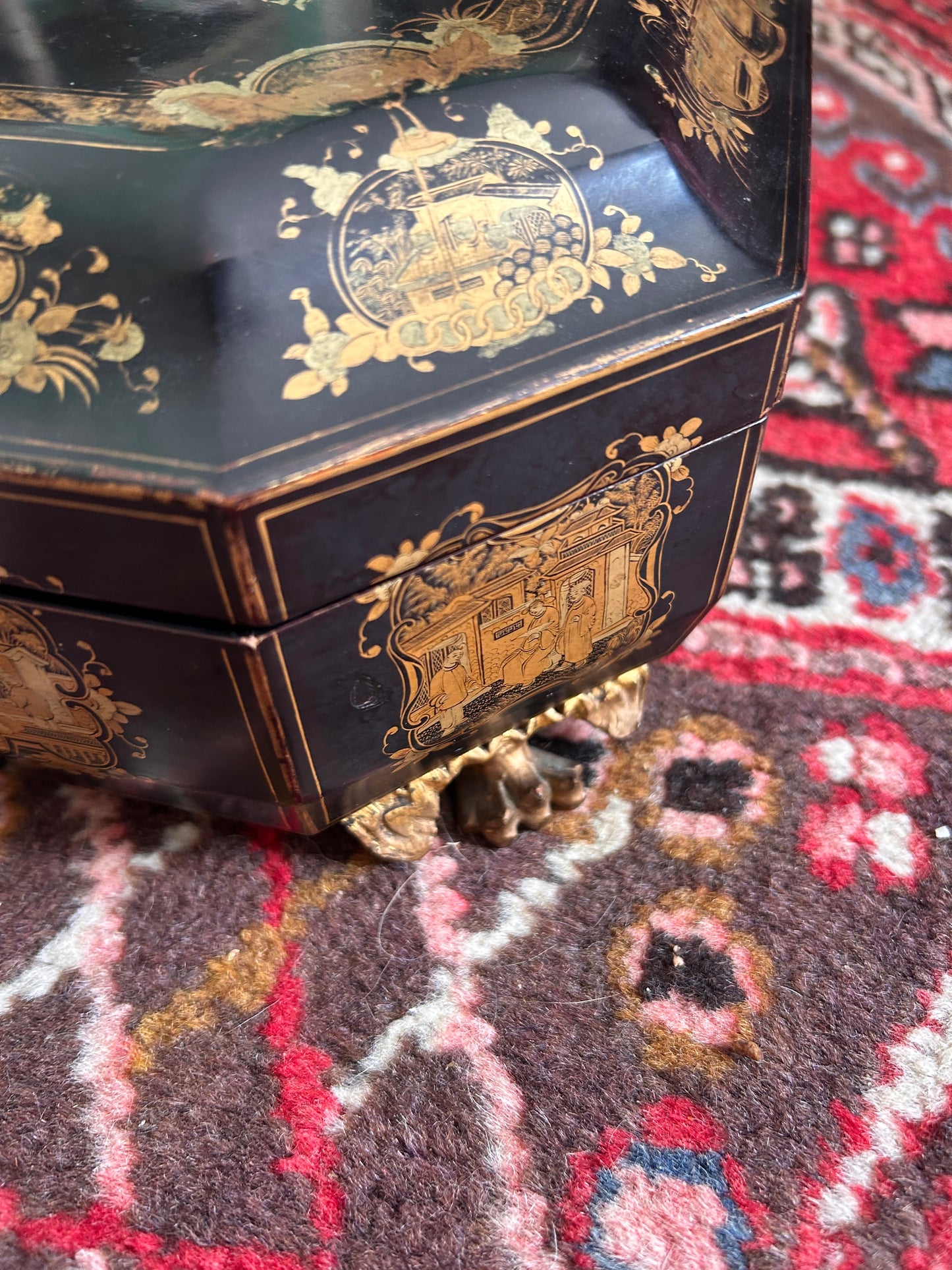 LACQUERED CHINESE BOX