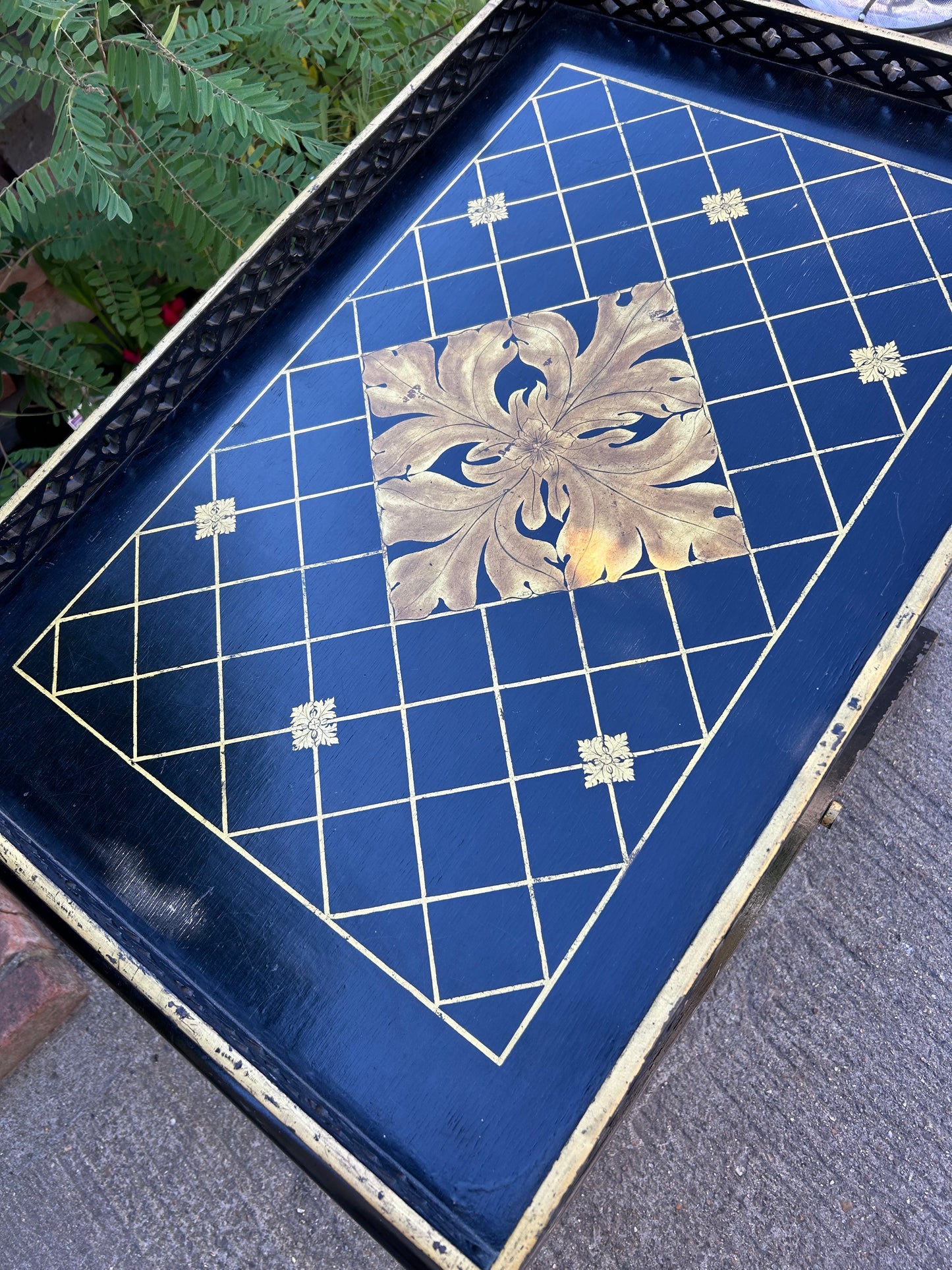 DRINKS TRAY/ TABLE
