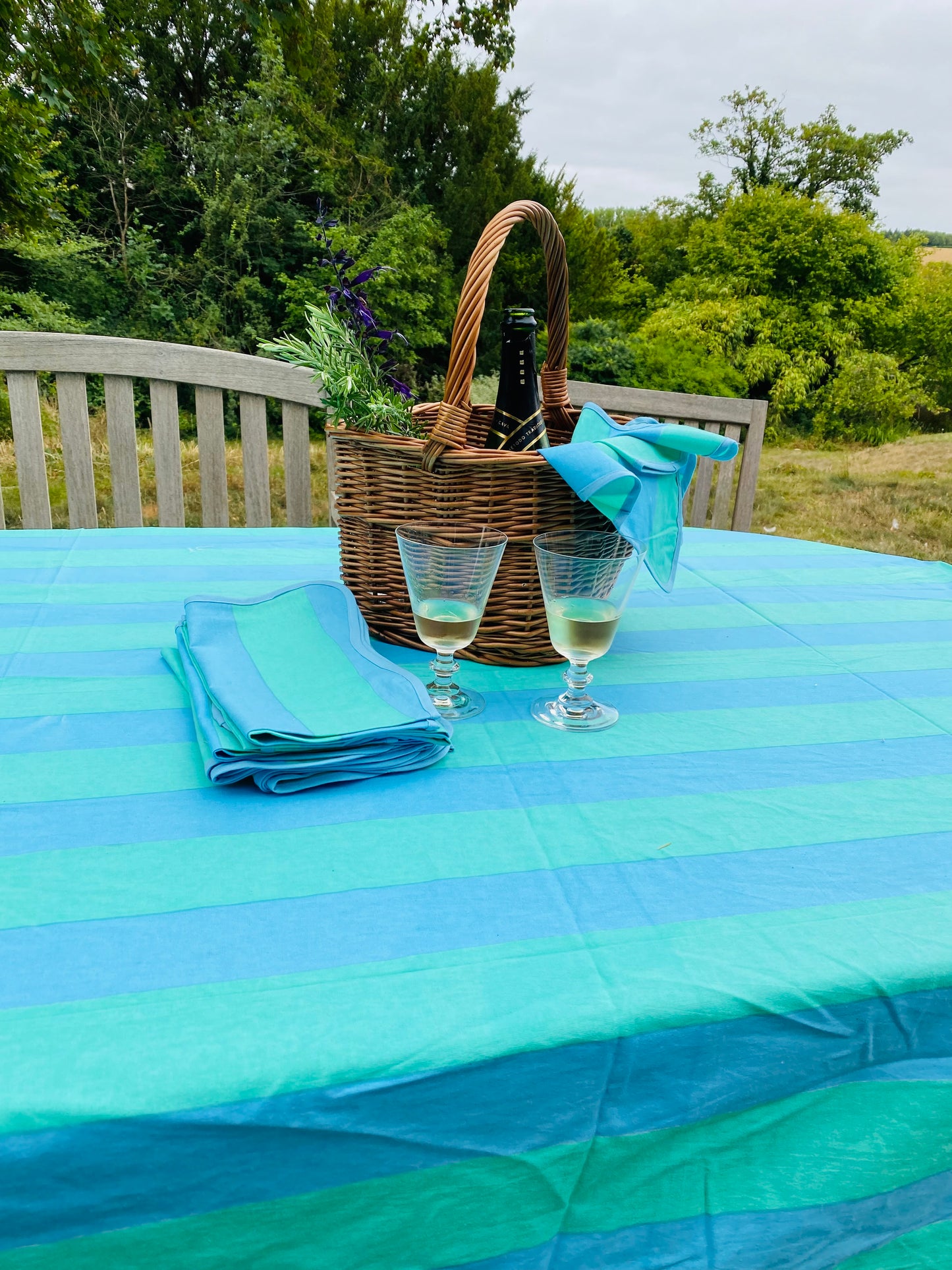 TABLECLOTH AND 6 NAPKINS