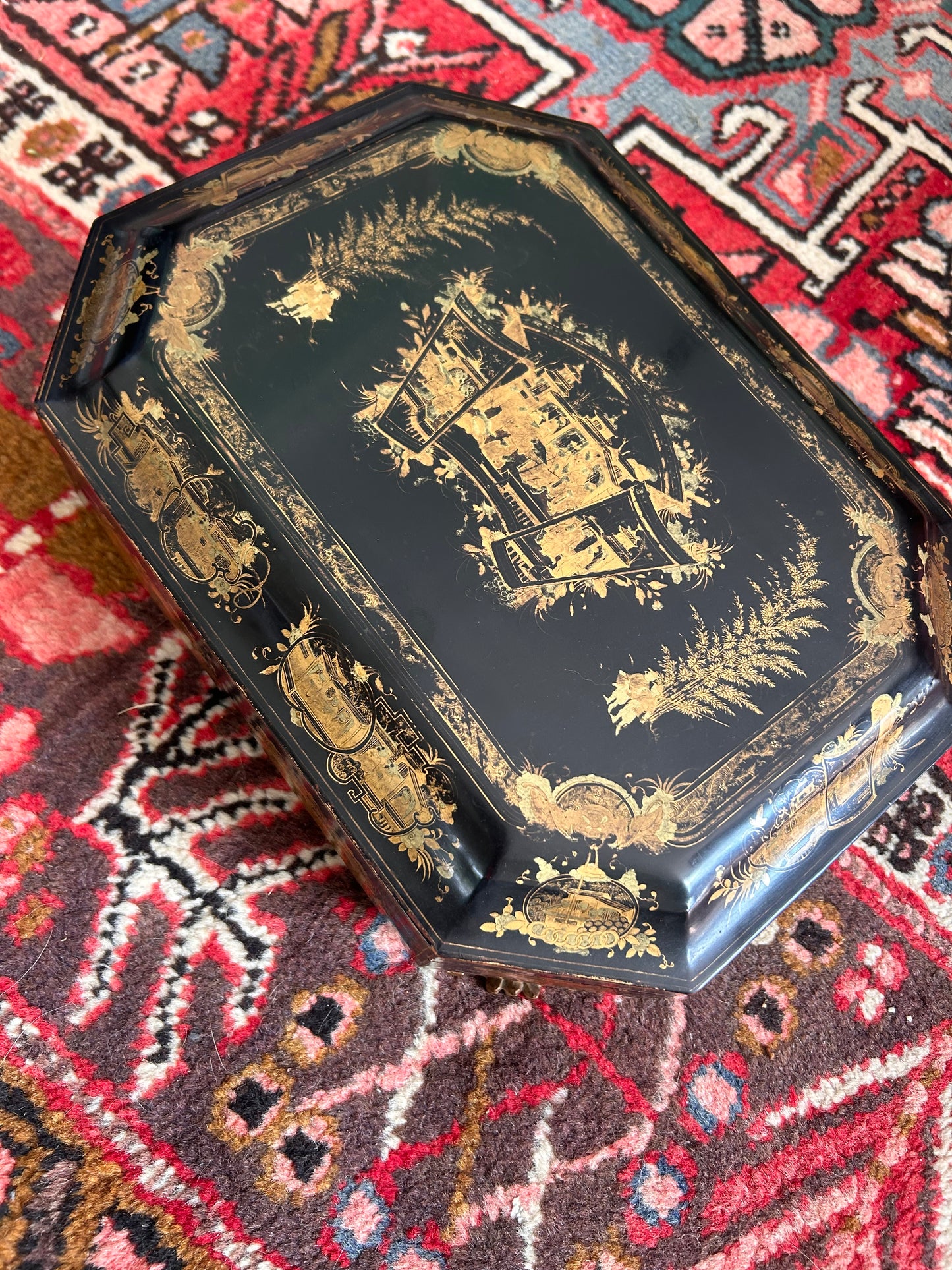 LACQUERED CHINESE BOX