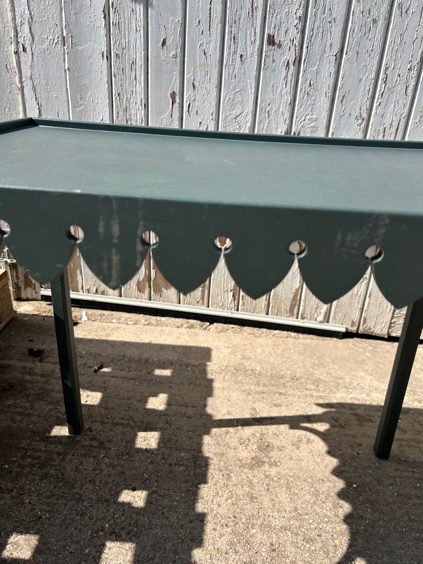 FOLDING TABLE