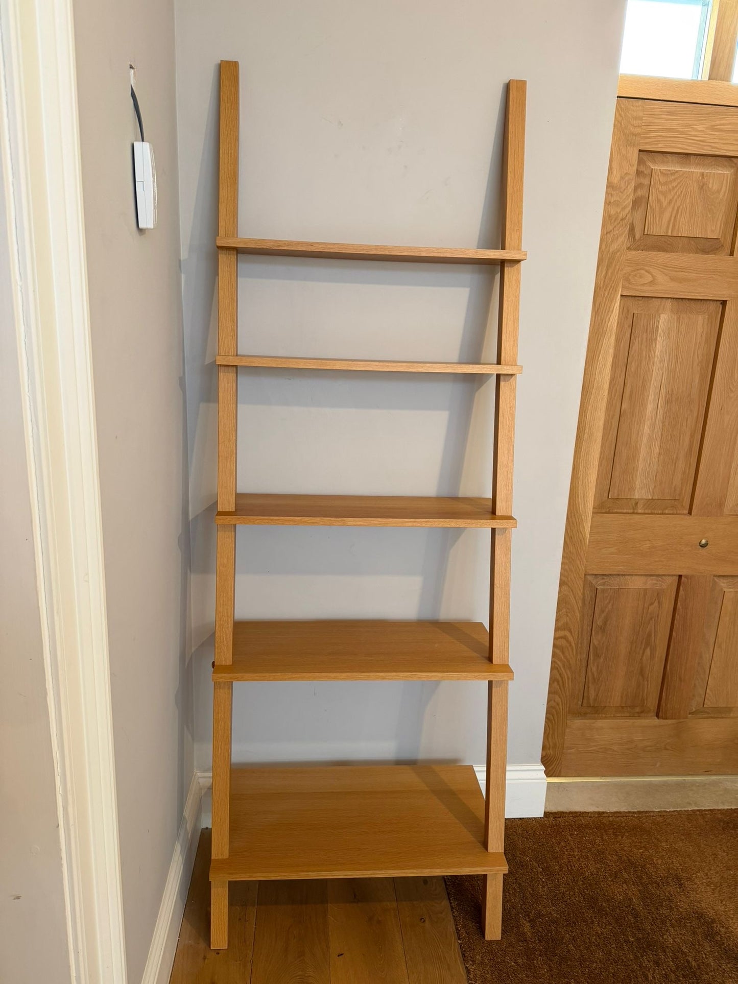 LEANING SHELVES