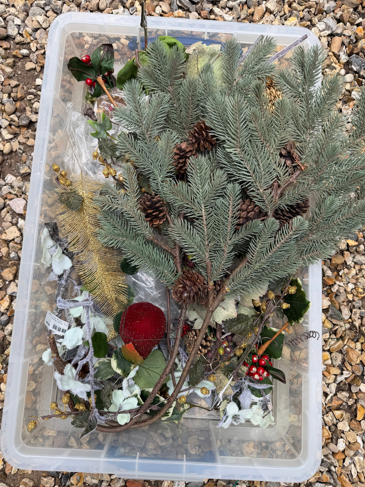 BOX OF MISCELLANEOUS CHRISTMAS DECORATIONS