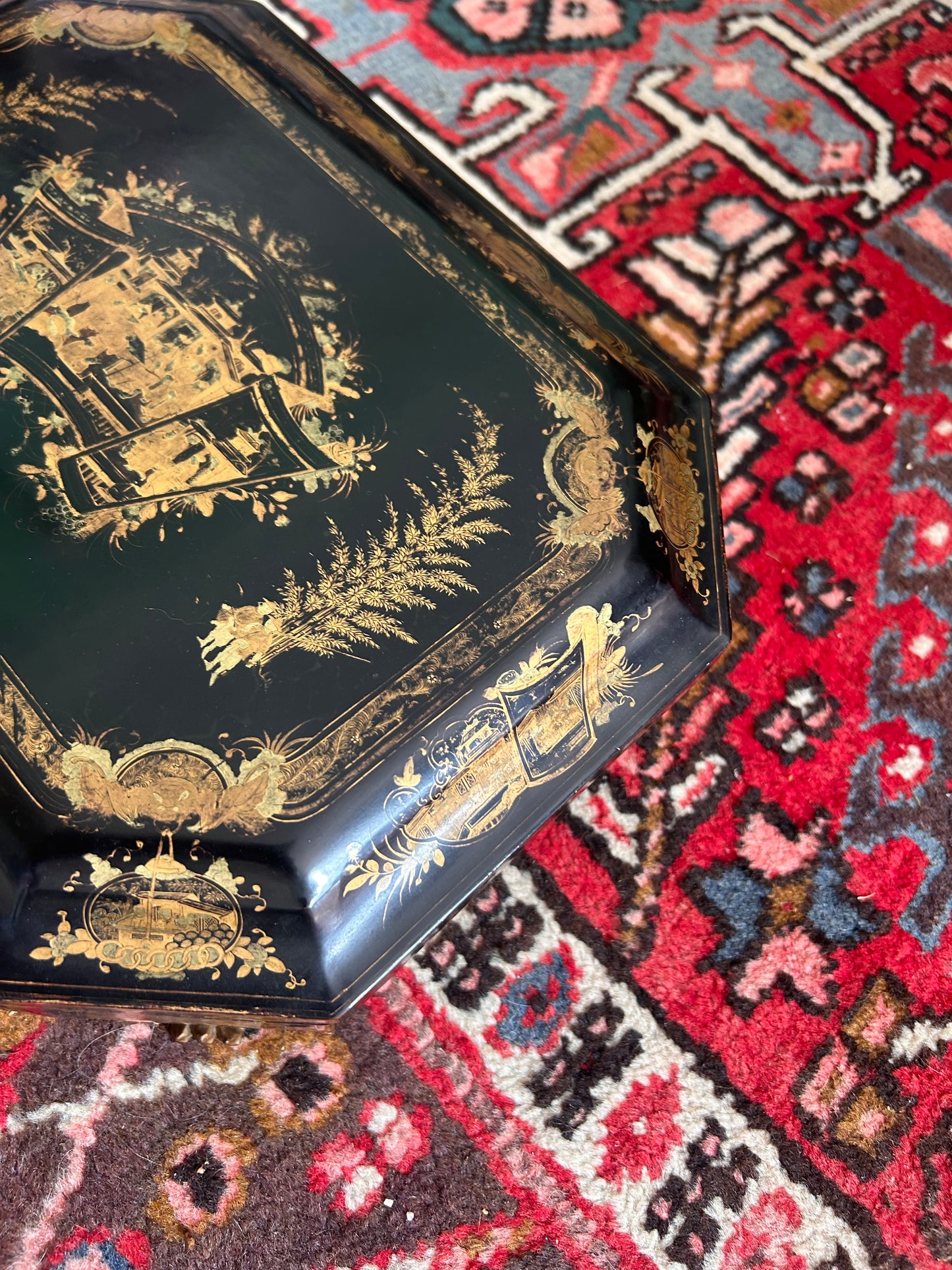 LACQUERED CHINESE BOX