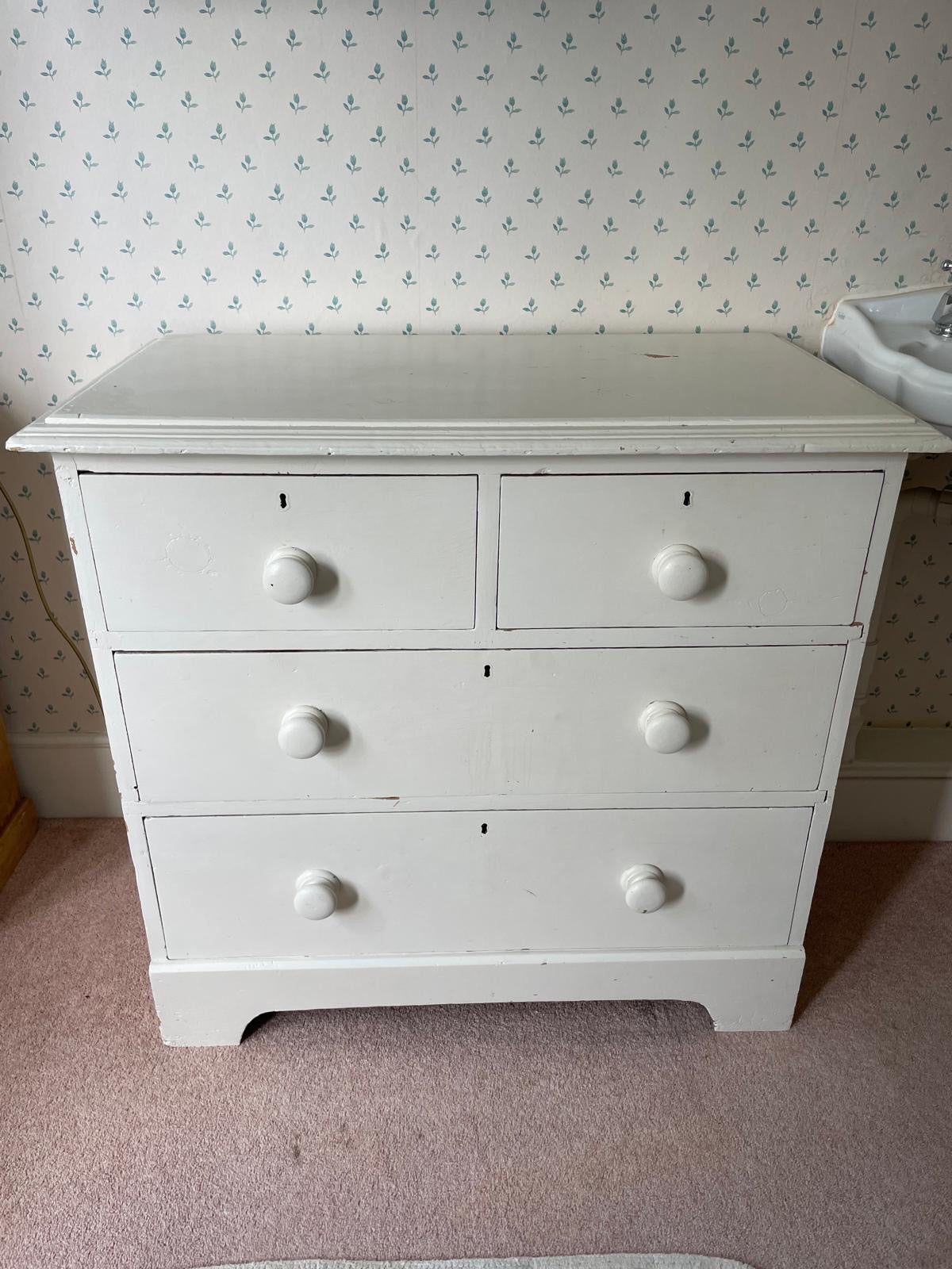 WHITE CHEST OF DRAWERS