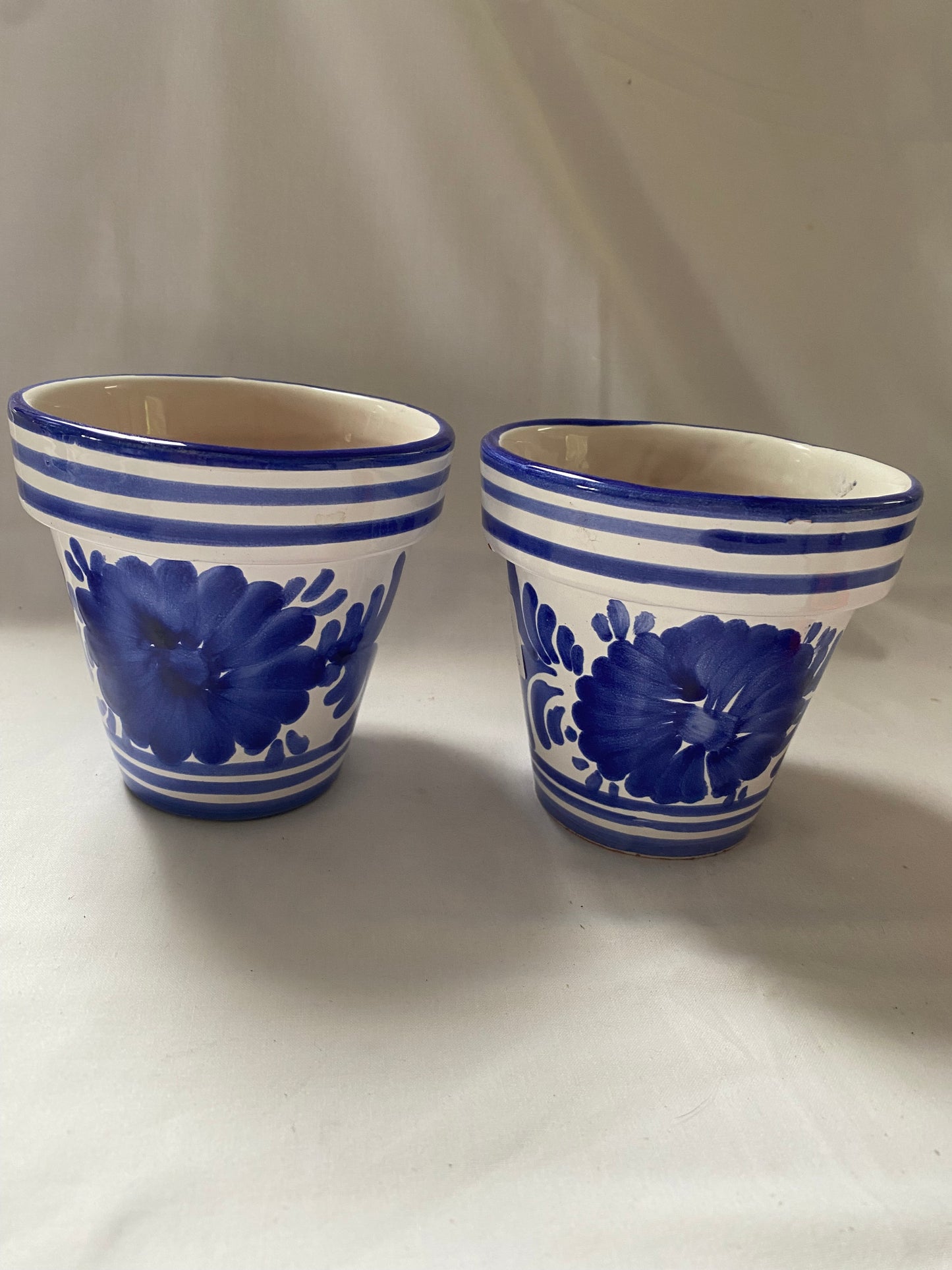 2 BLUE PLANTERS