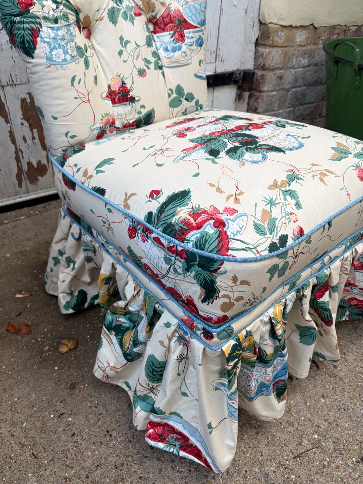 STRAWBERRY SLIPPER CHAIR