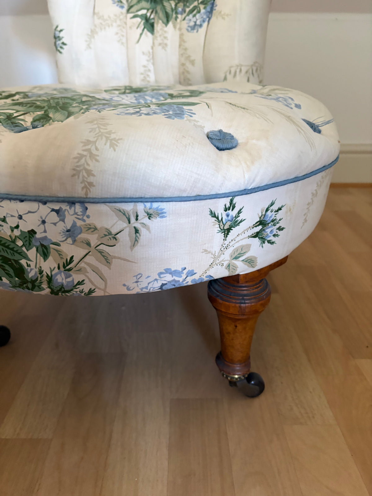 SMALL VICTORIAN CHAIR