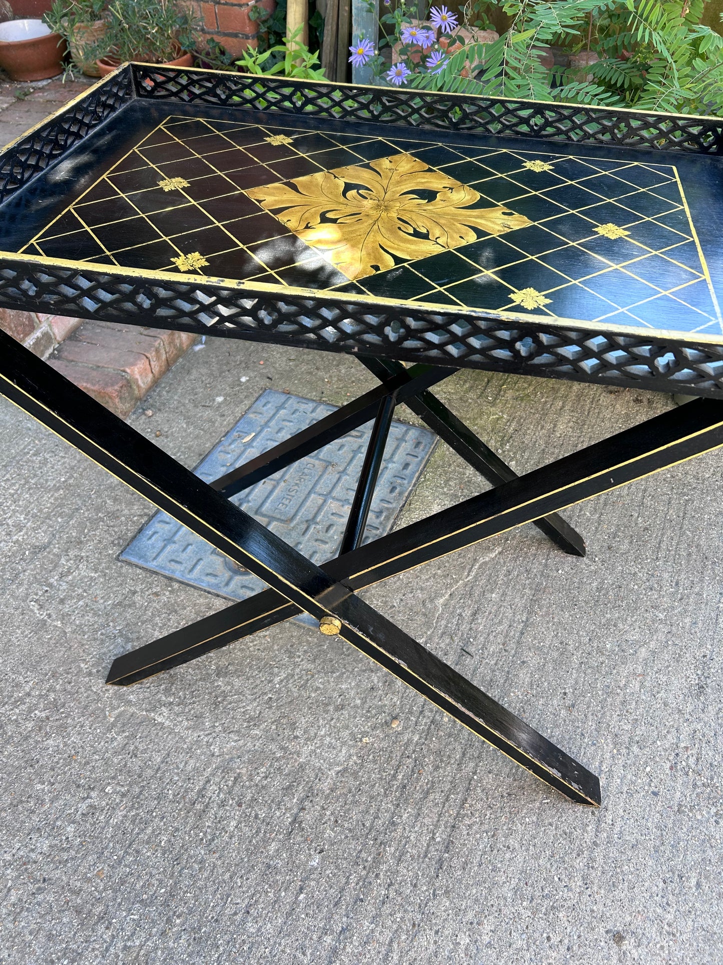 DRINKS TRAY/ TABLE