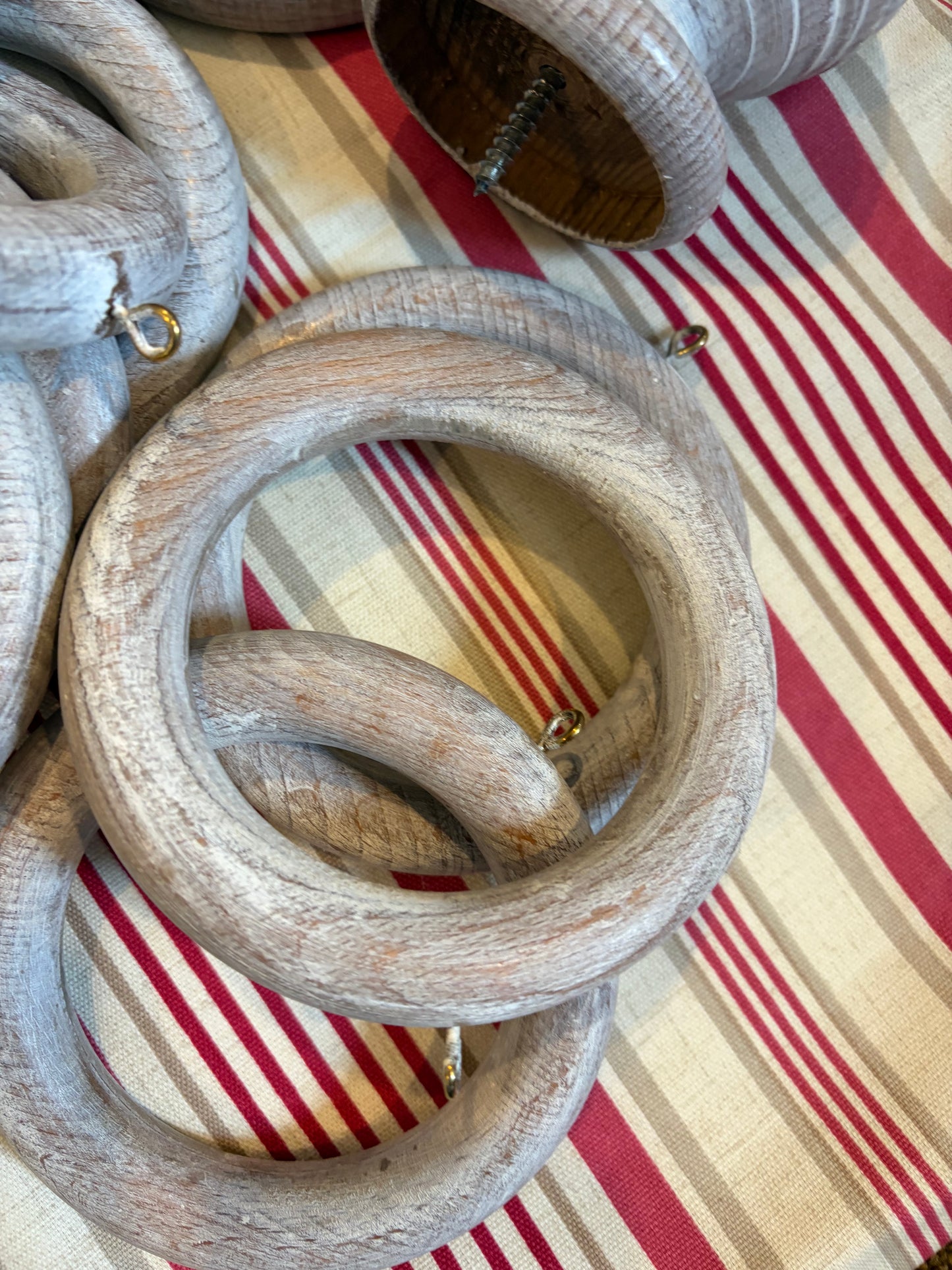 CURTAIN RINGS & FINIALS