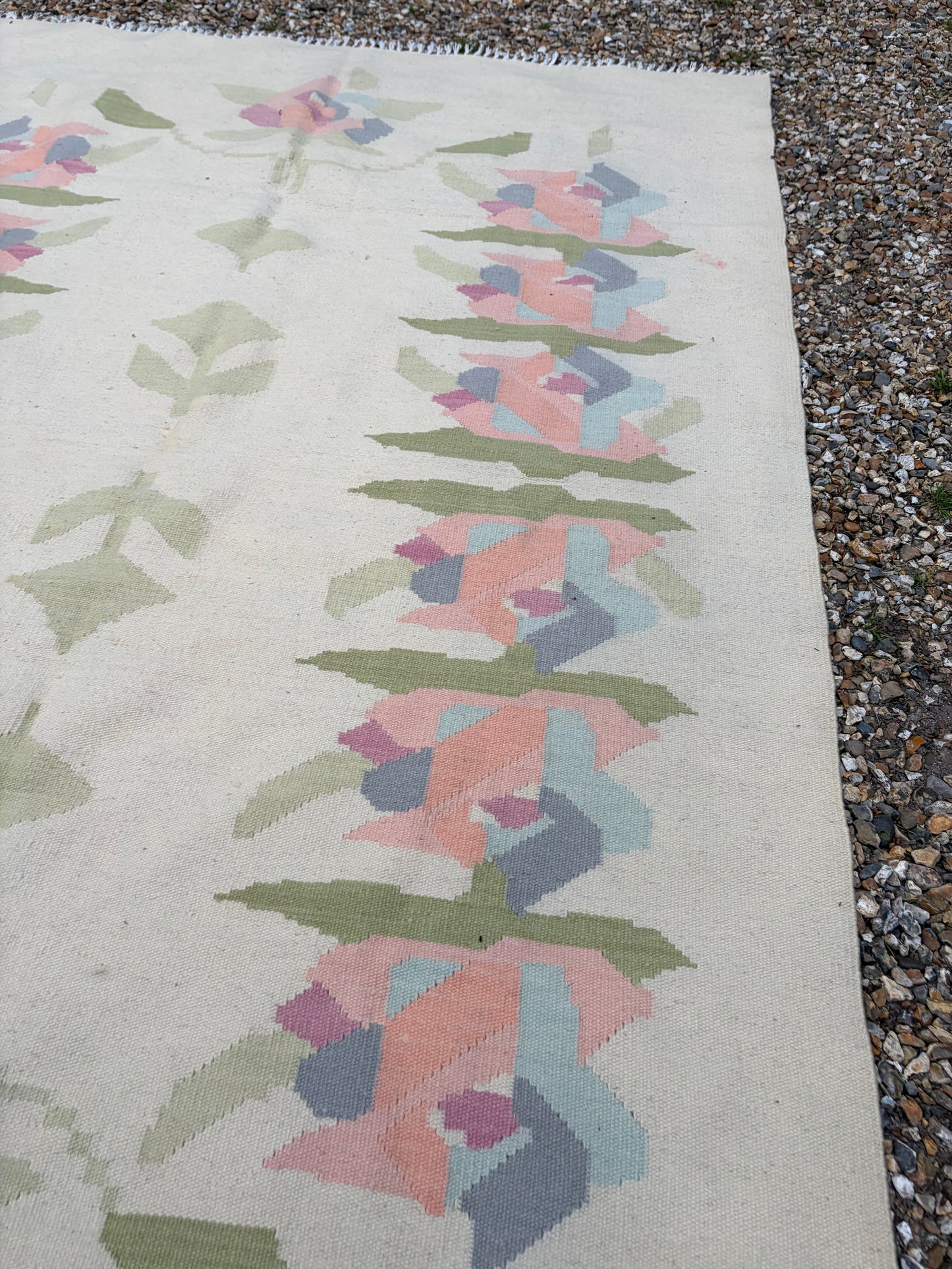 LARGE PALE RUG