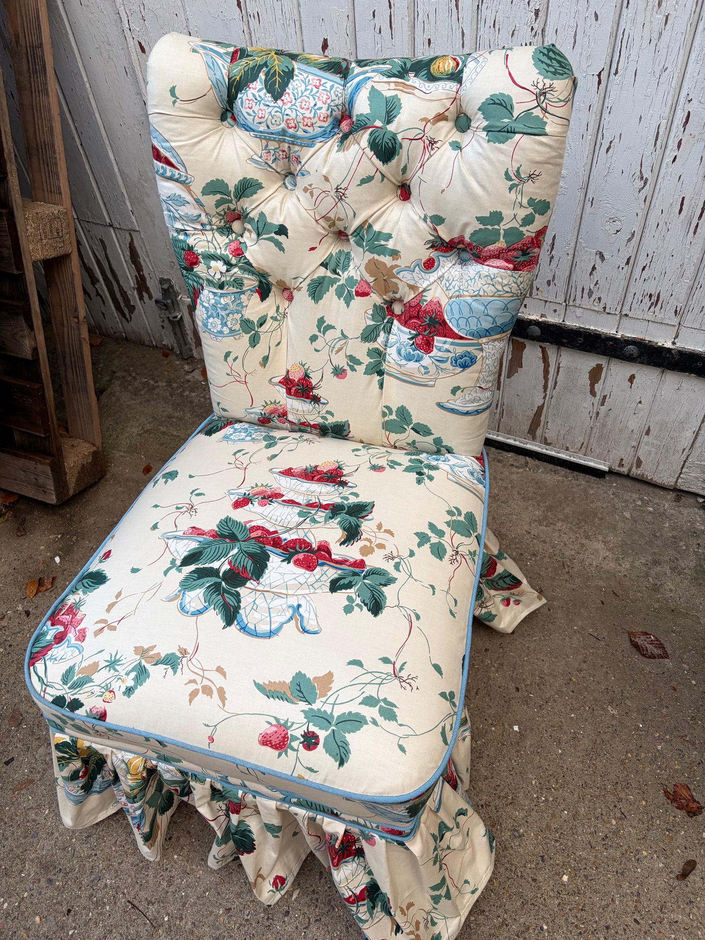 STRAWBERRY SLIPPER CHAIR