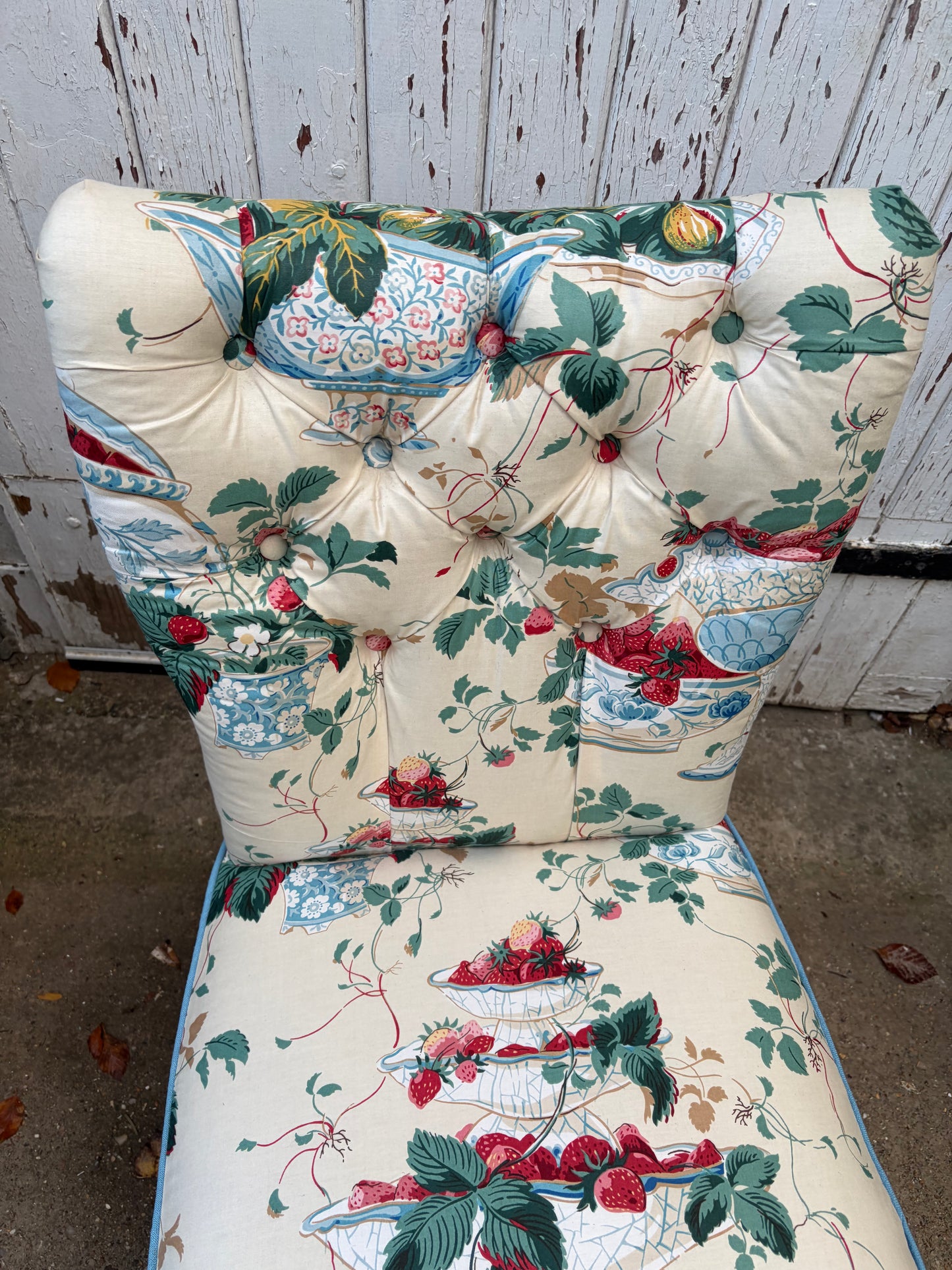 STRAWBERRY SLIPPER CHAIR