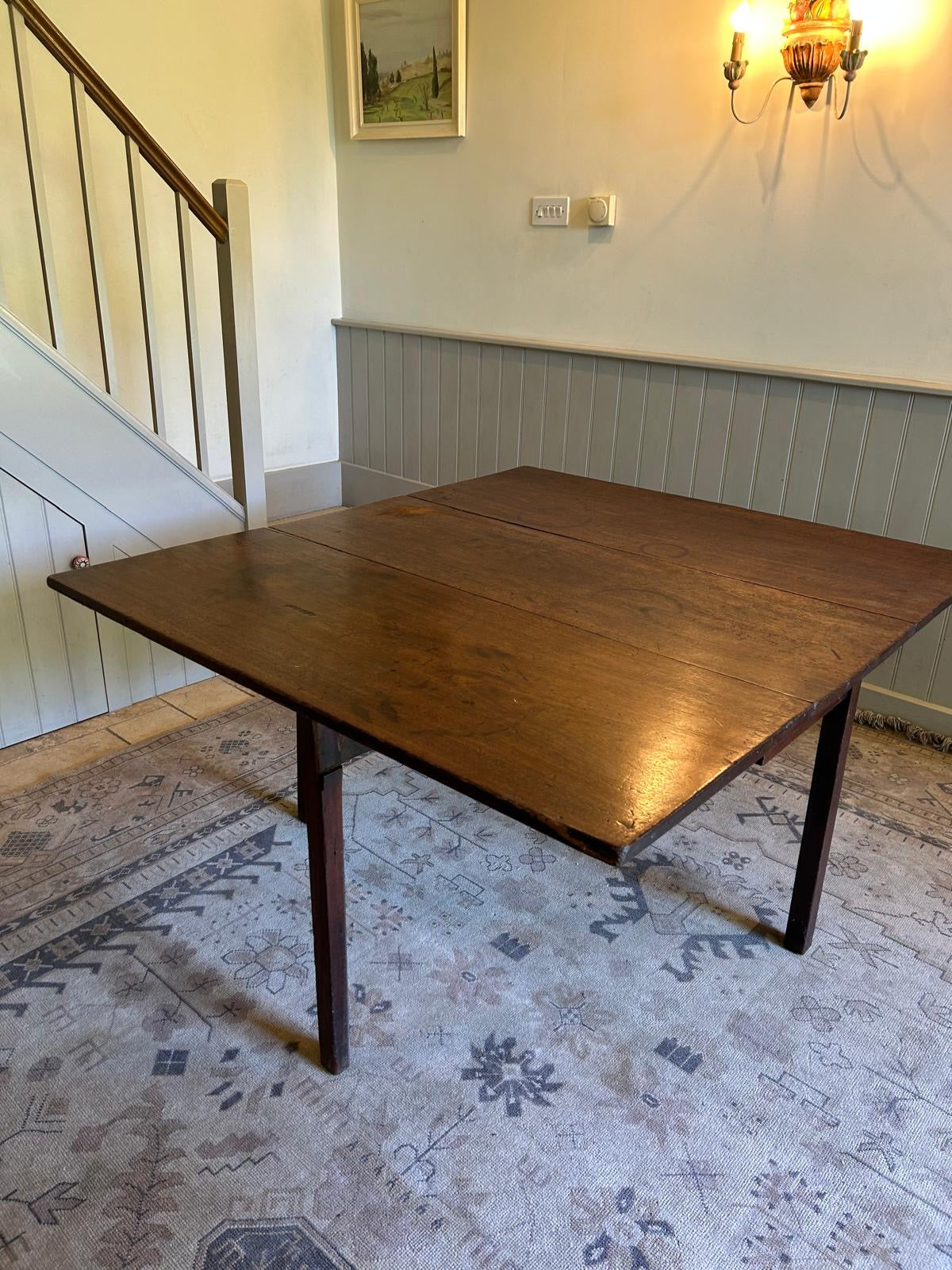 FOLDING TABLE