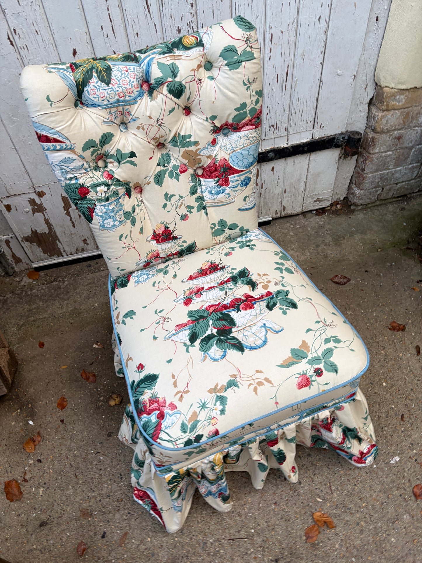 STRAWBERRY SLIPPER CHAIR