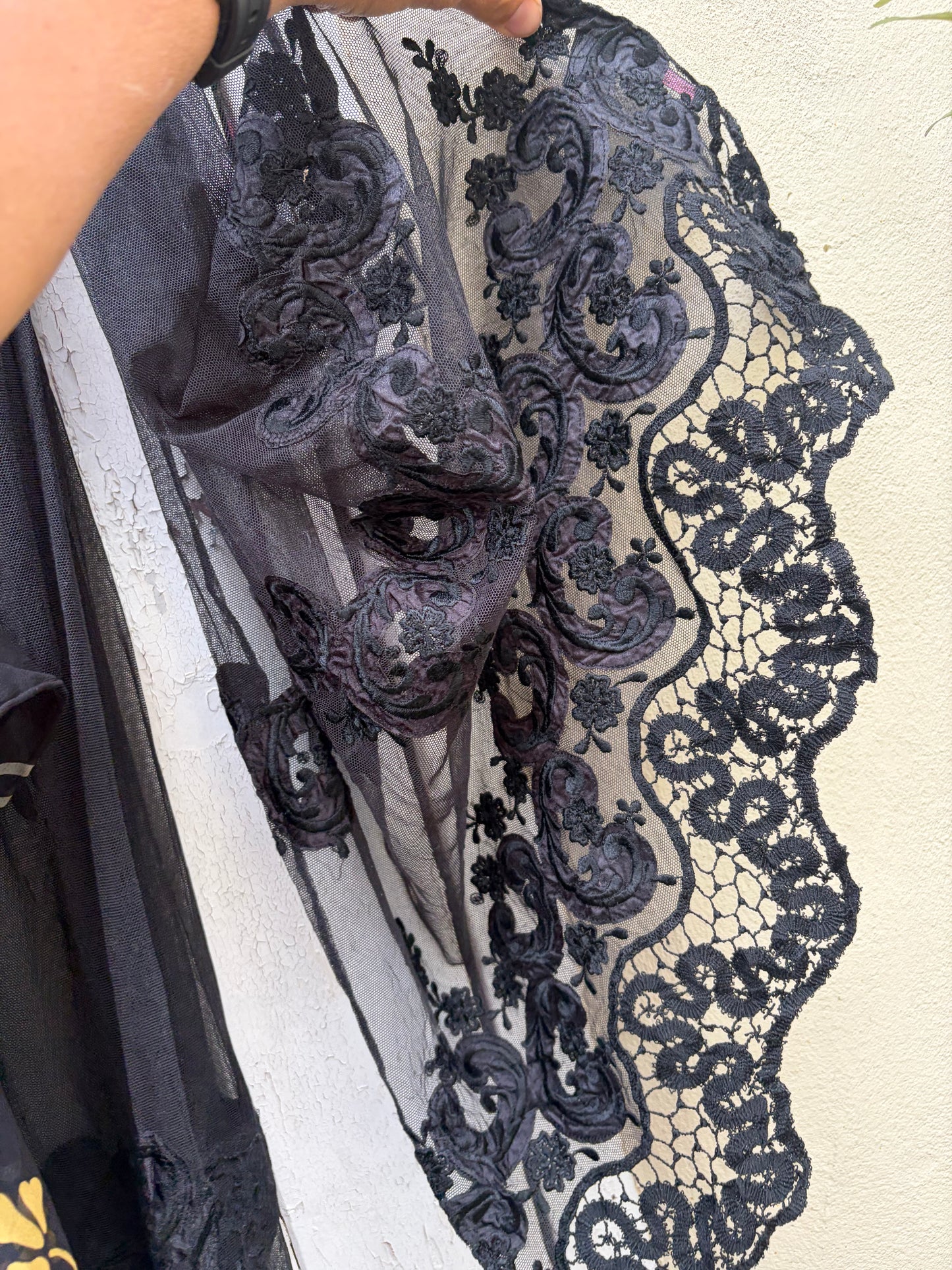 5 BLACK AND WHITE SCARVES