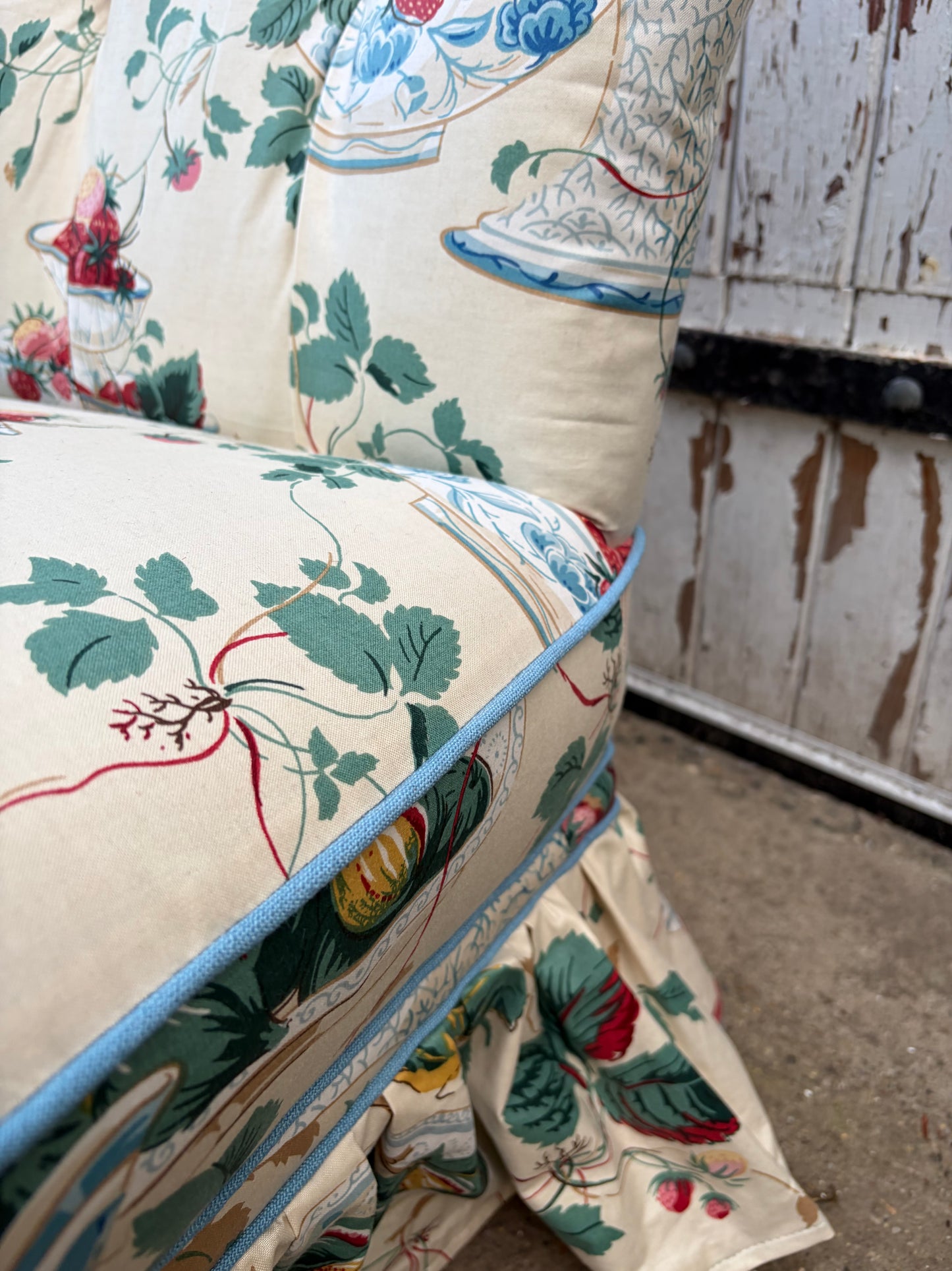 STRAWBERRY SLIPPER CHAIR