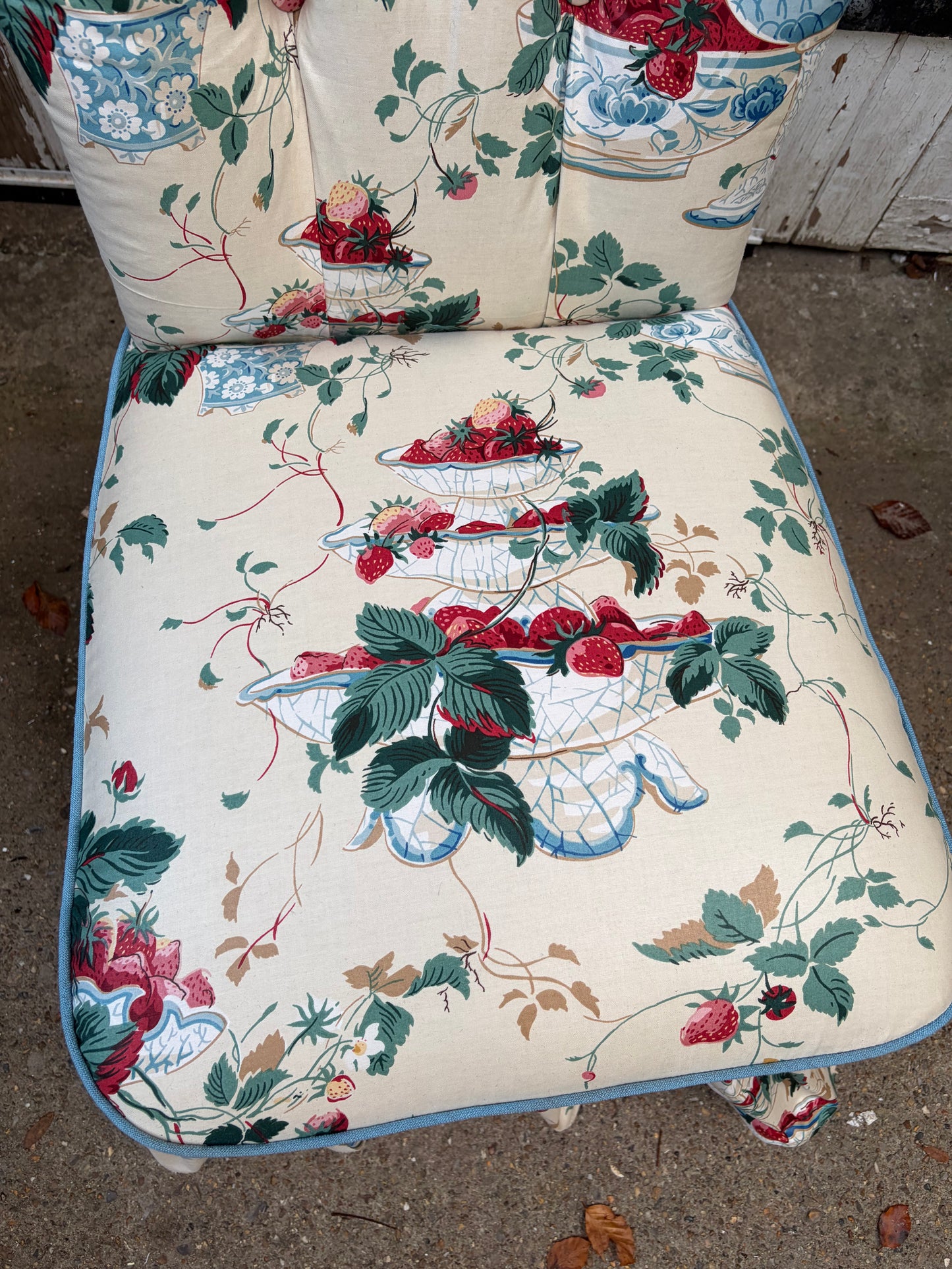 STRAWBERRY SLIPPER CHAIR