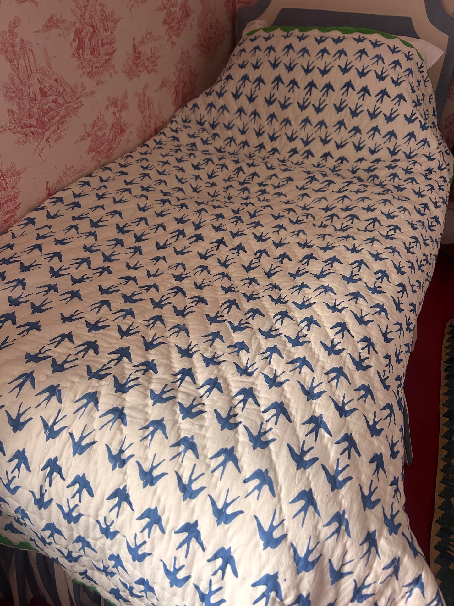 BLUE SWALLOW QUILT KING