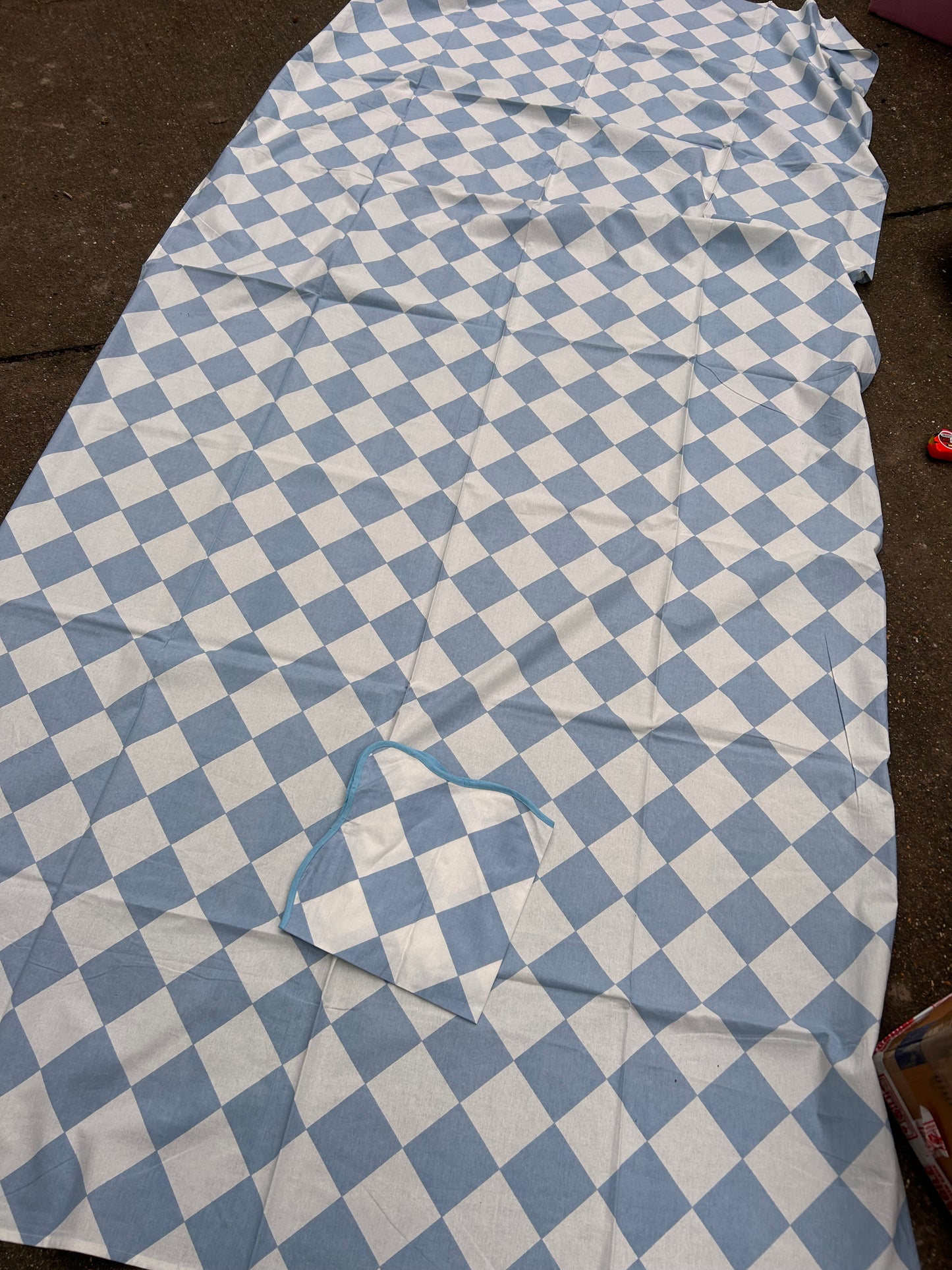 BLUE AND WHITE TABLECLOTH LARGER