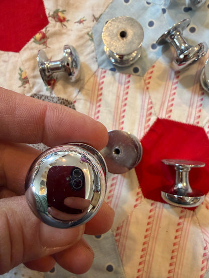 8 SMALL KNOBS