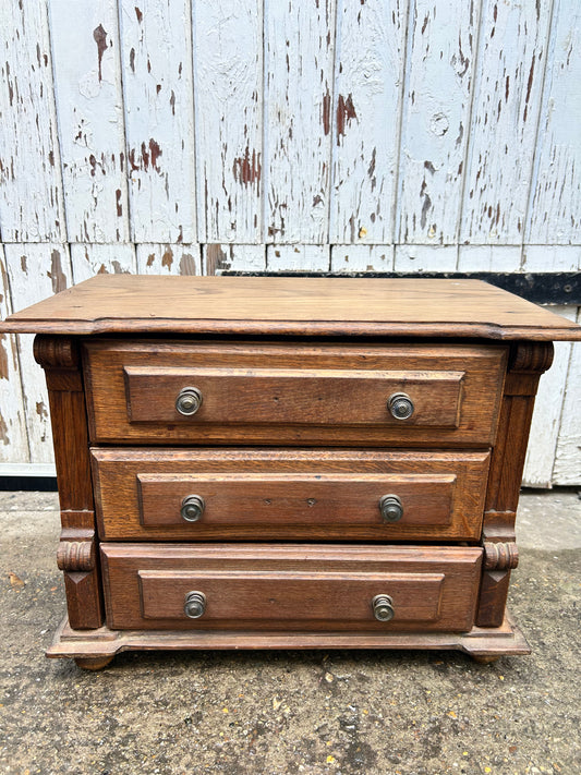 CHEST OF DRAWERS
