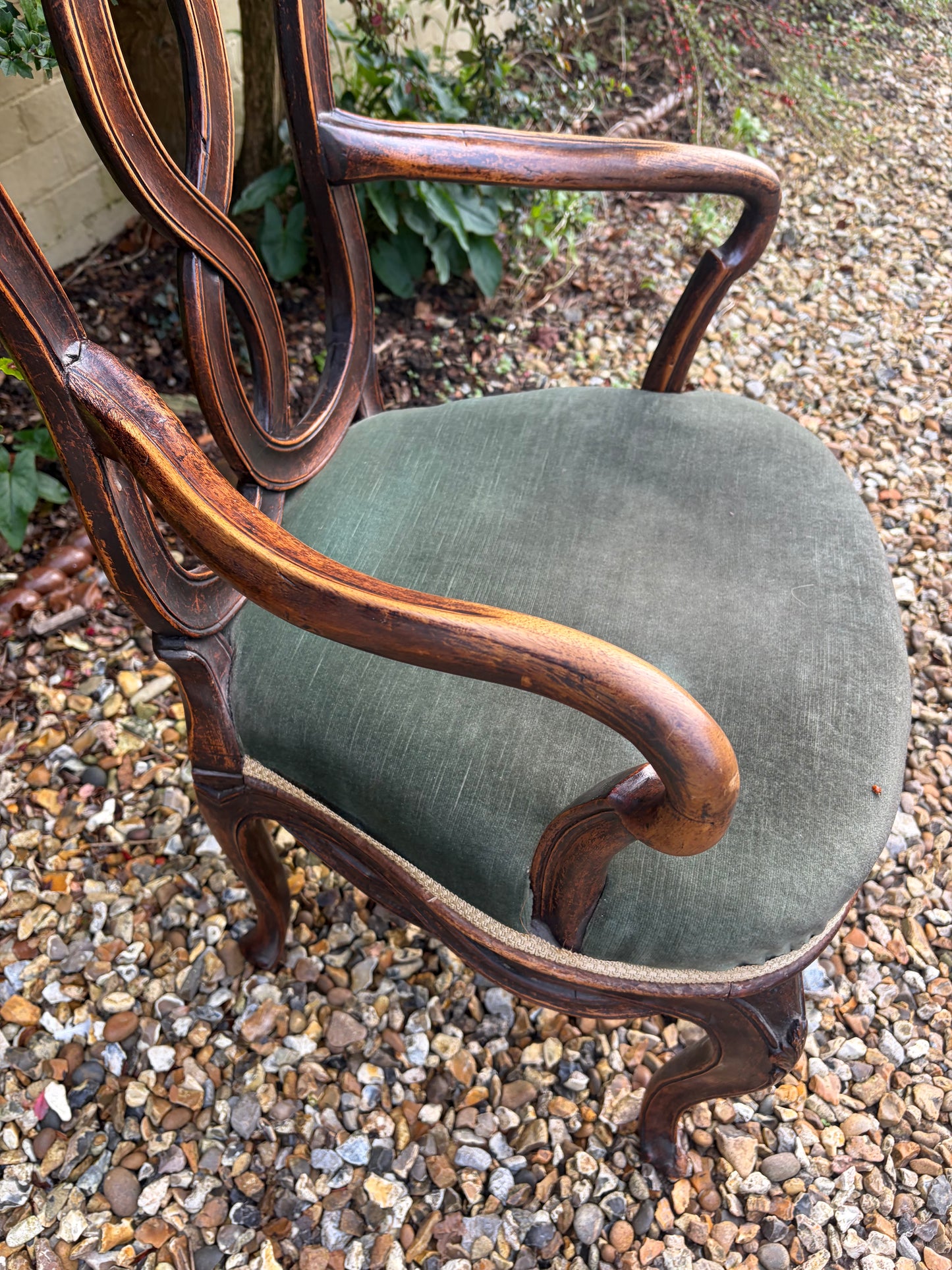 ANTIQUE CHAIR