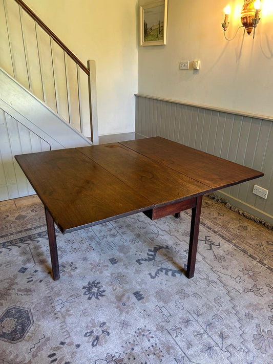FOLDING TABLE