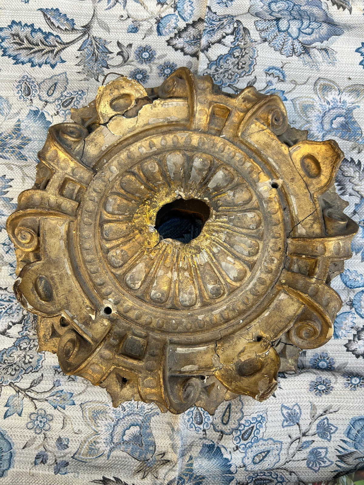 CEILING ROSE
