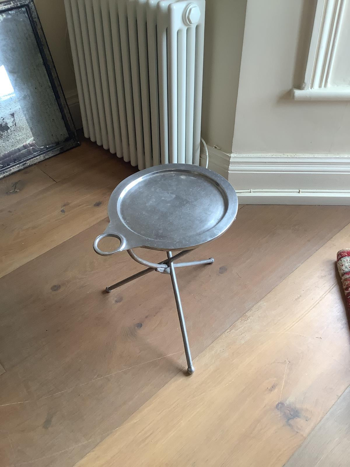 FOLDING TABLE
