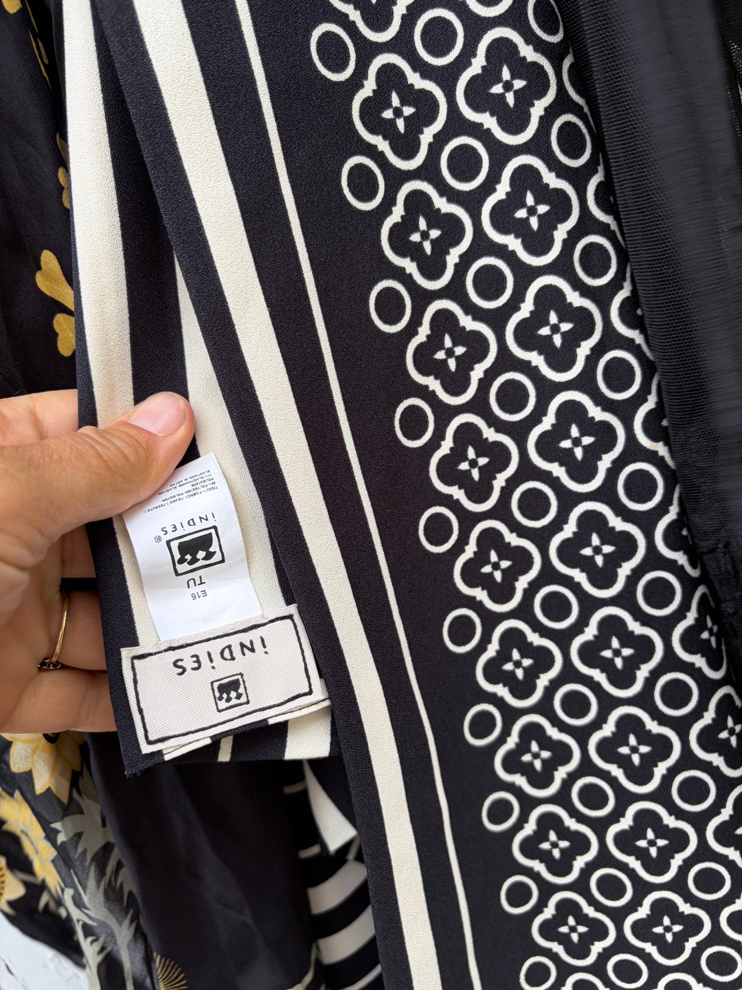 5 BLACK AND WHITE SCARVES