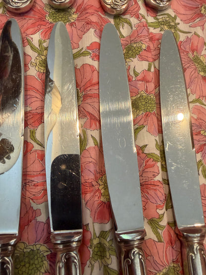 DINNER KNIVES