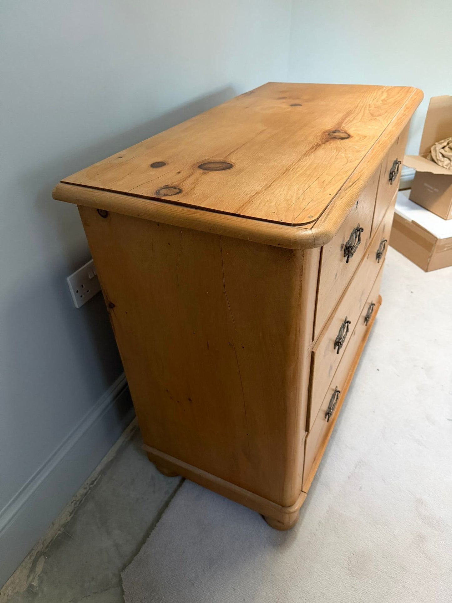 CHEST OF DRAWERS