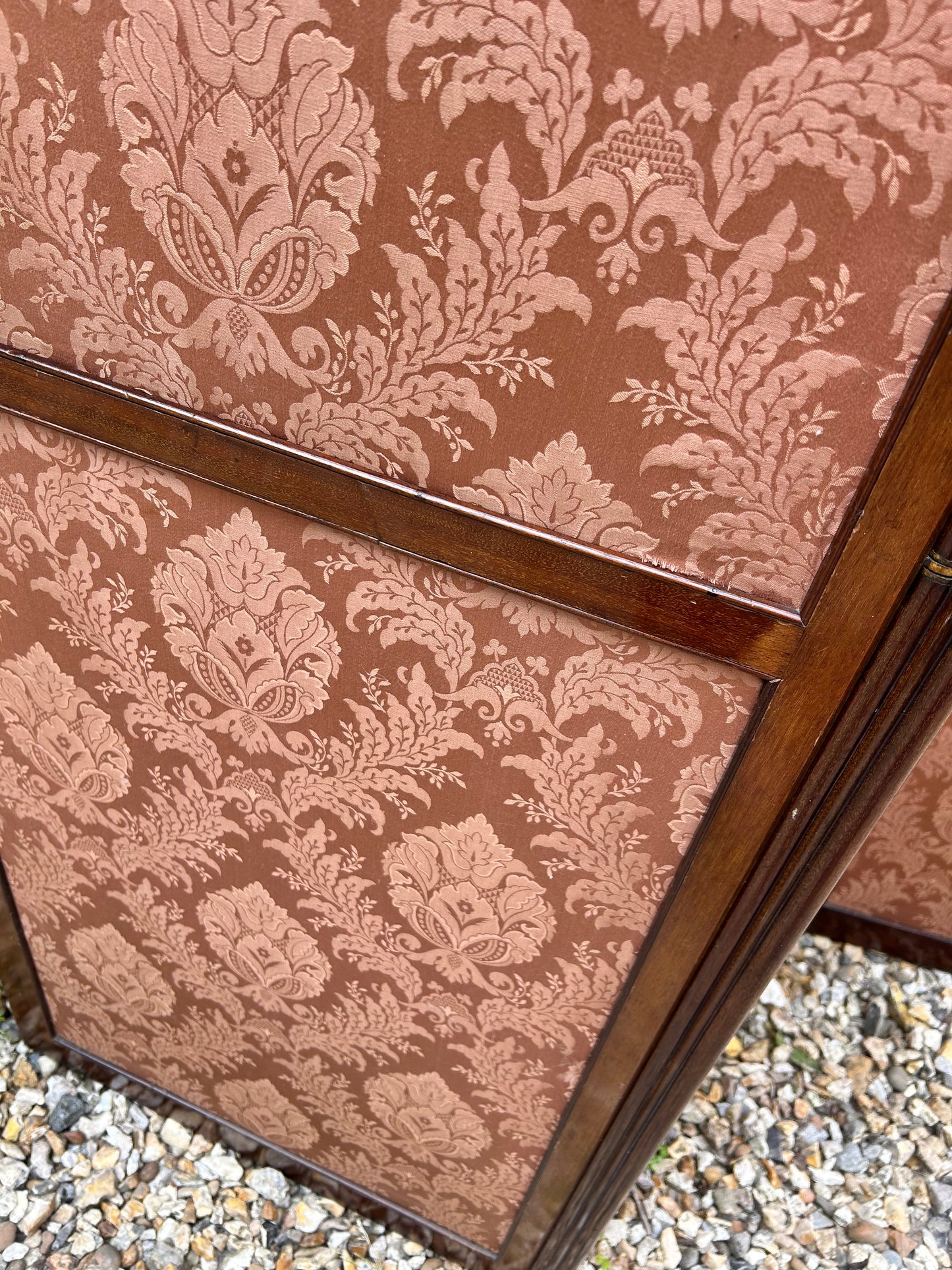 ANTIQUE SCREEN
