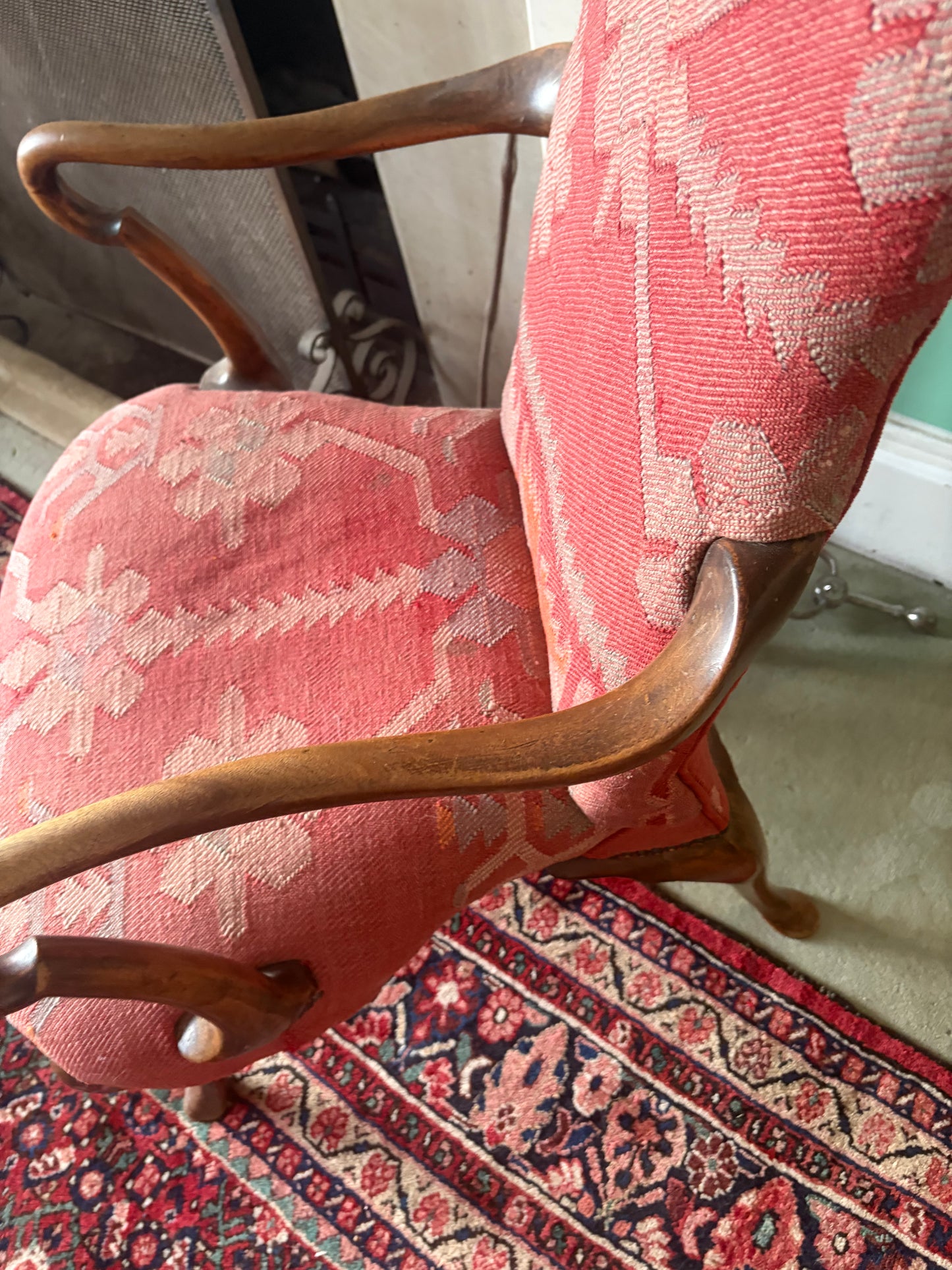 ANTIQUE CHAIR