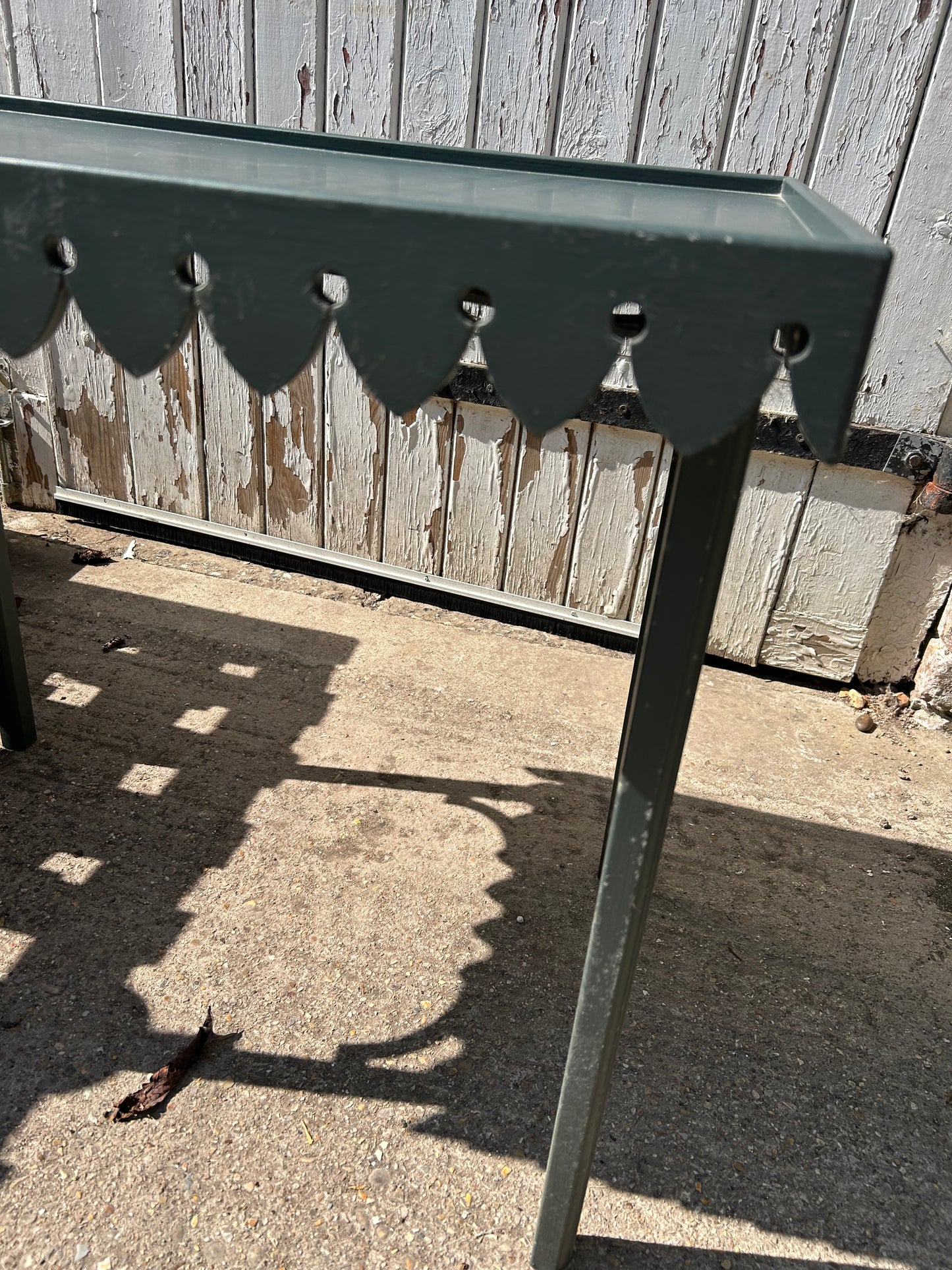 FOLDING TABLE