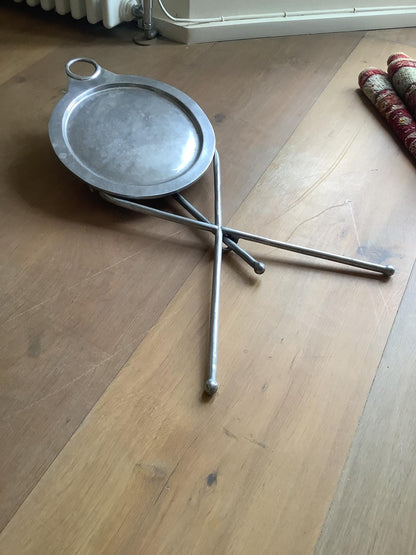 FOLDING TABLE