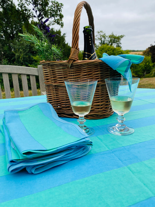 TABLECLOTH AND 6 NAPKINS