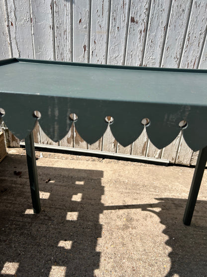 FOLDING TABLE