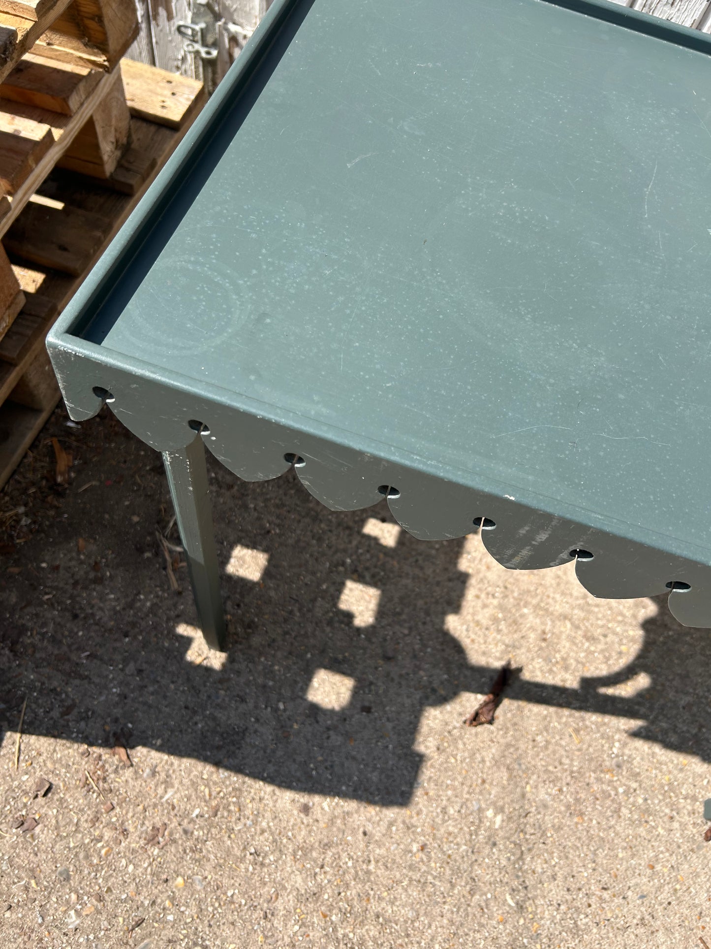 FOLDING TABLE
