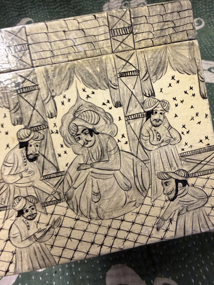 PAPIER-MÂCHÉ BOX