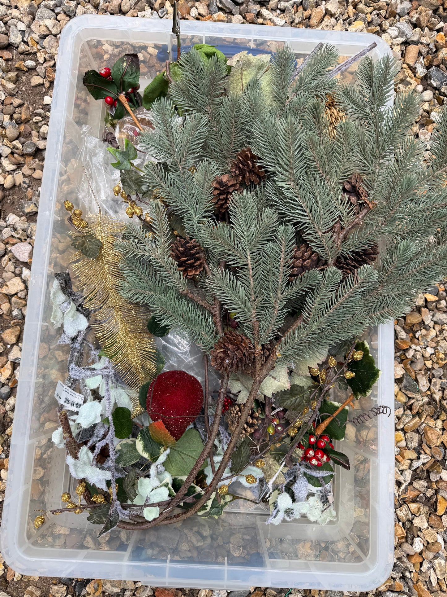 BOX OF MISCELLANEOUS CHRISTMAS DECORATIONS