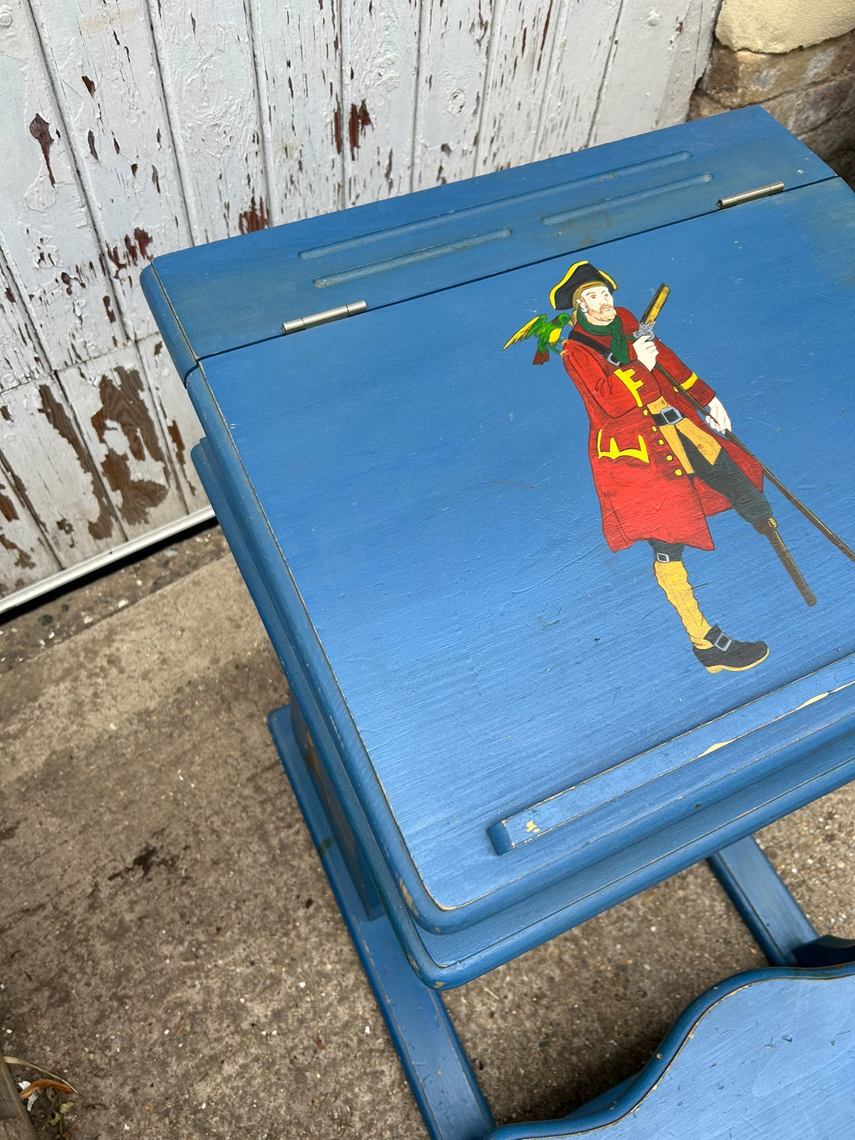 PIRATE DESK