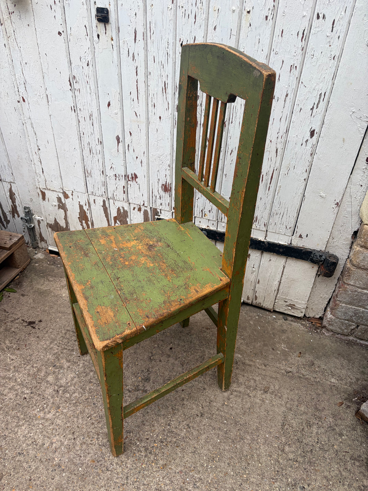 WOODEN CHAIR