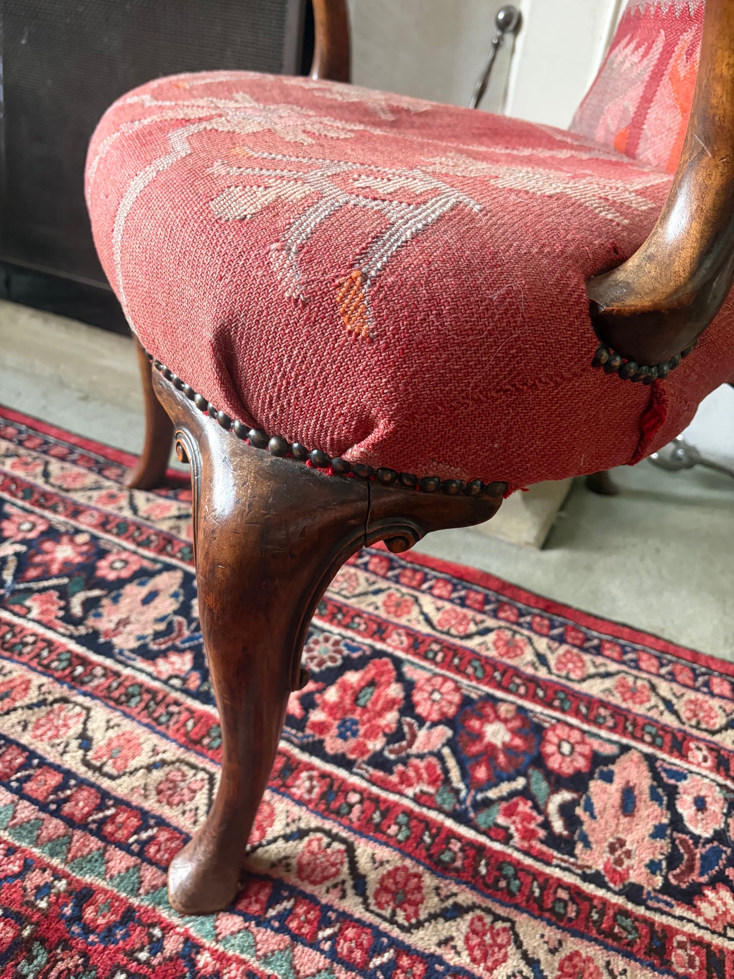 ANTIQUE CHAIR
