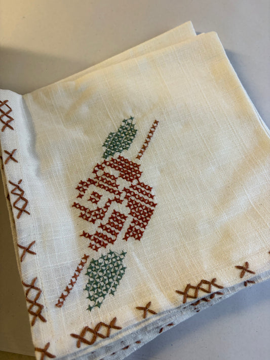 4 EMBROIDERED NAPKINS