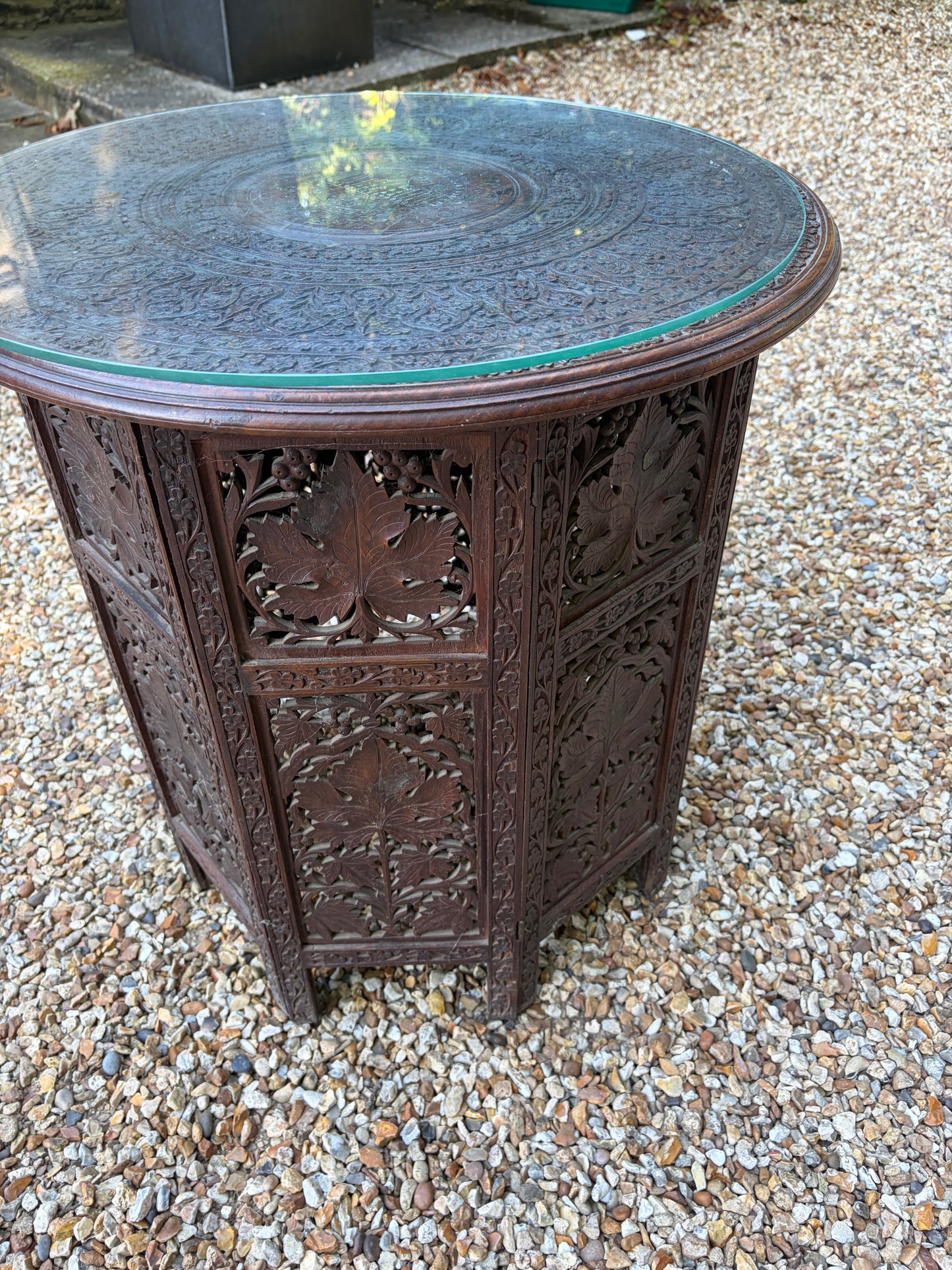 CIRCULAR TABLE