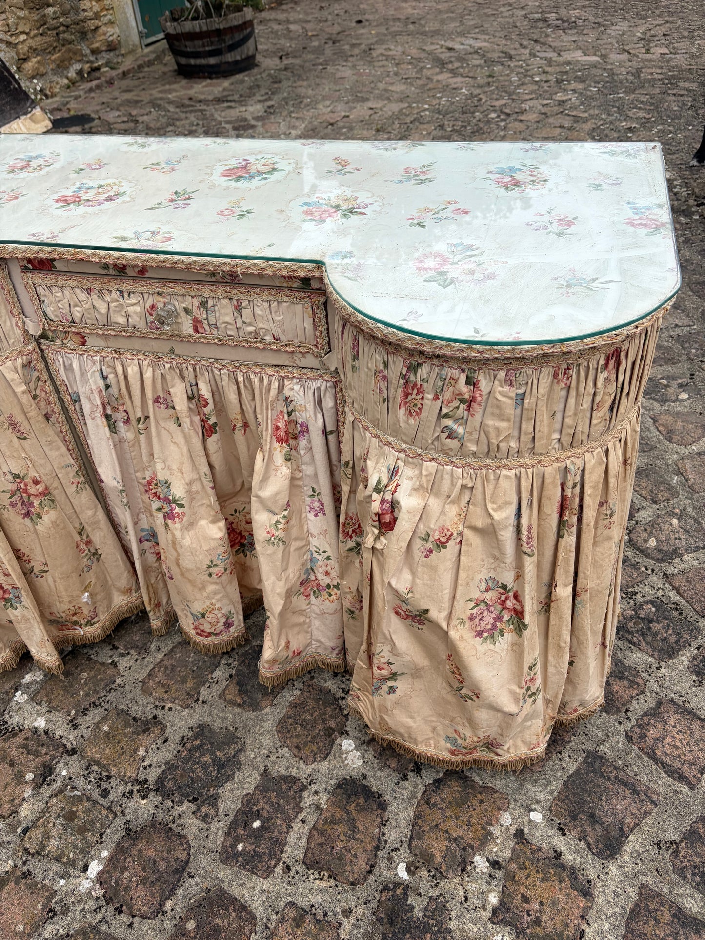 DRESSING TABLE