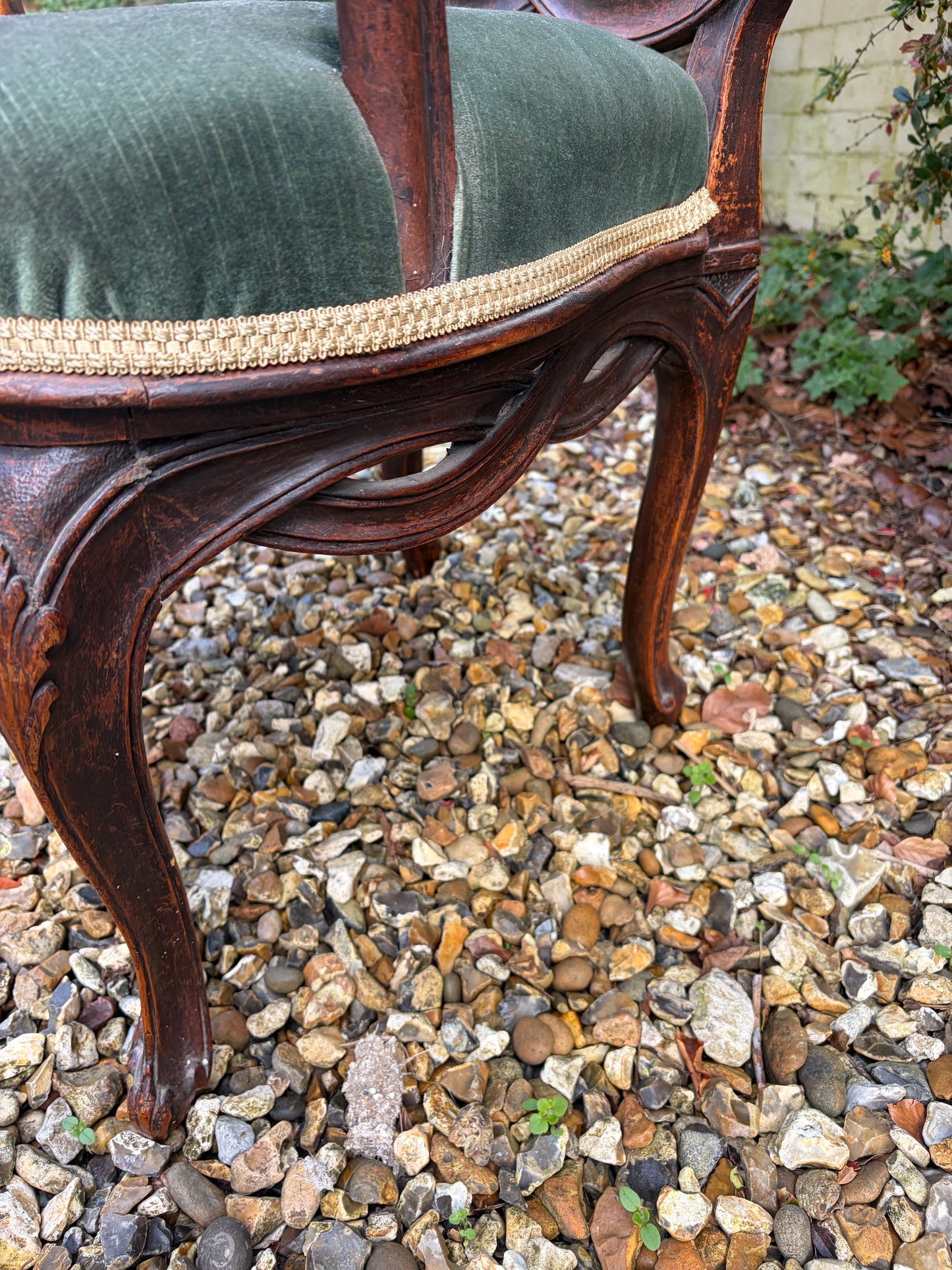 ANTIQUE CHAIR